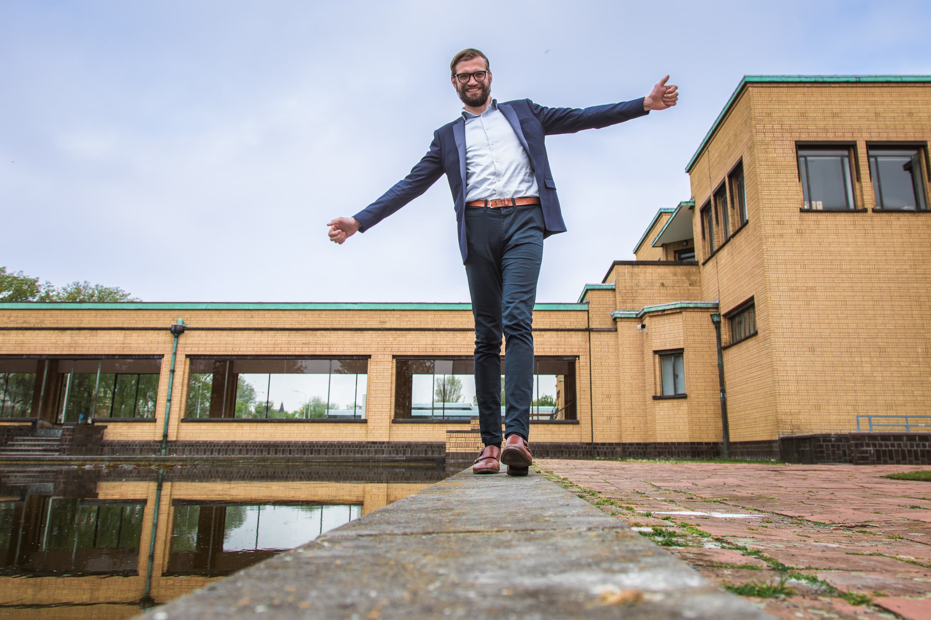 Deze personal Branding foto’s van Casper van Kalleveen zijn geïnspireerd door verschillende kunstwerken en attributen in het Kunstmuseum in Den Haag. Ze laten zien hoe Casper zelf uit zijn comfortzone probeert te ontsnappen.