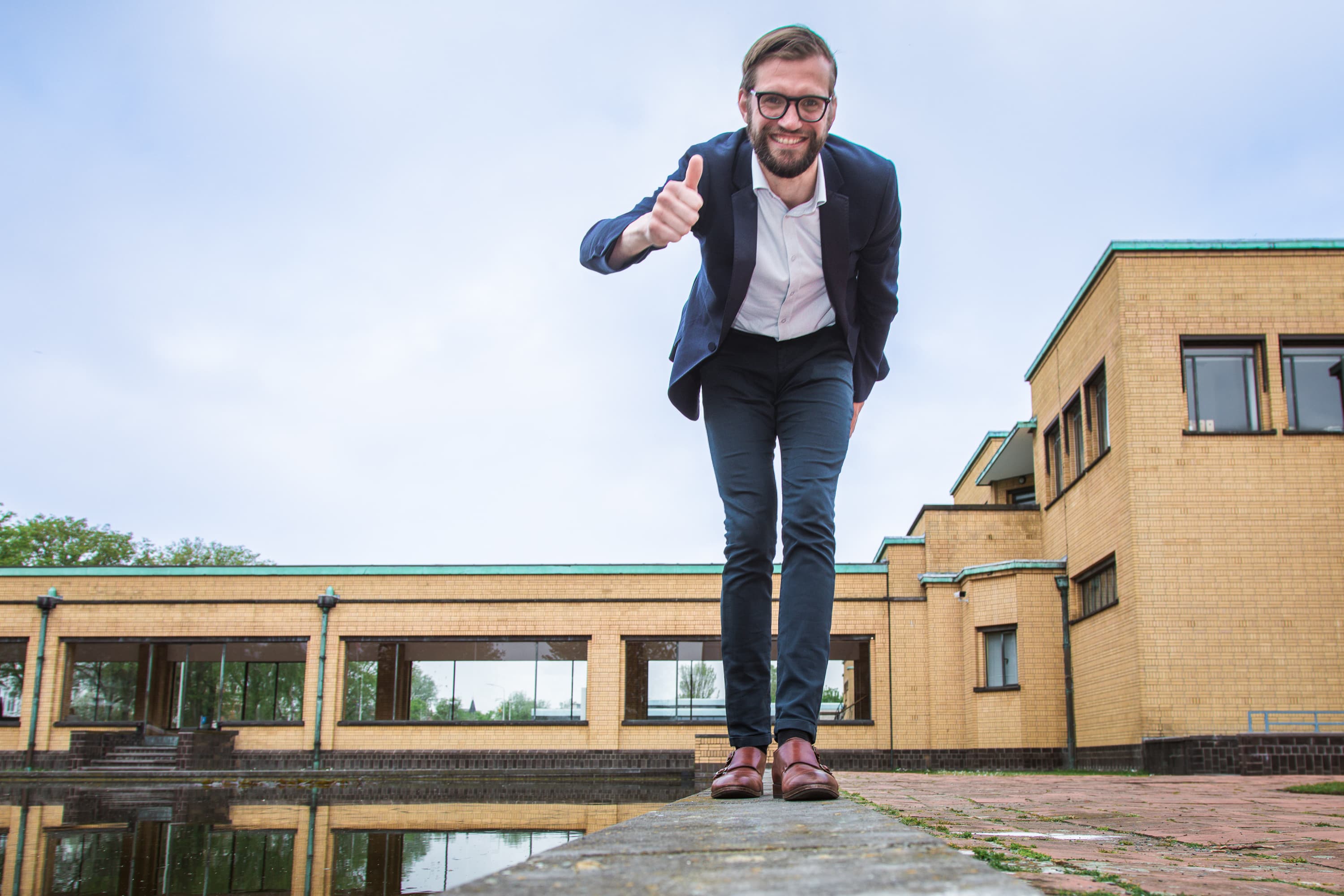 Deze personal Branding foto’s van Casper van Kalleveen zijn geïnspireerd door verschillende kunstwerken en attributen in het Kunstmuseum in Den Haag. Ze laten zien hoe Casper zelf uit zijn comfortzone probeert te ontsnappen.