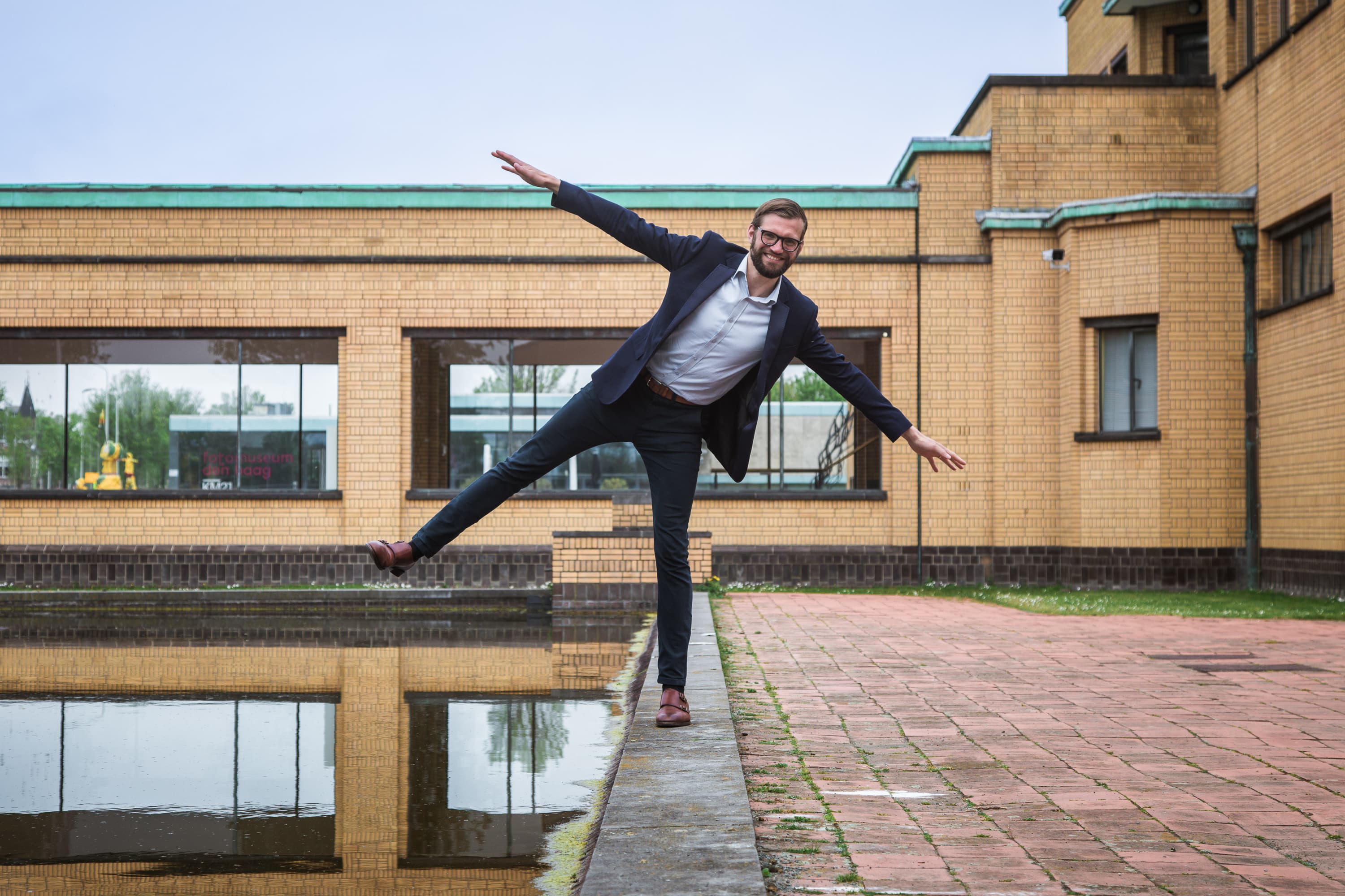 Deze personal Branding foto’s van Casper van Kalleveen zijn geïnspireerd door verschillende kunstwerken en attributen in het Kunstmuseum in Den Haag. Ze laten zien hoe Casper zelf uit zijn comfortzone probeert te ontsnappen.