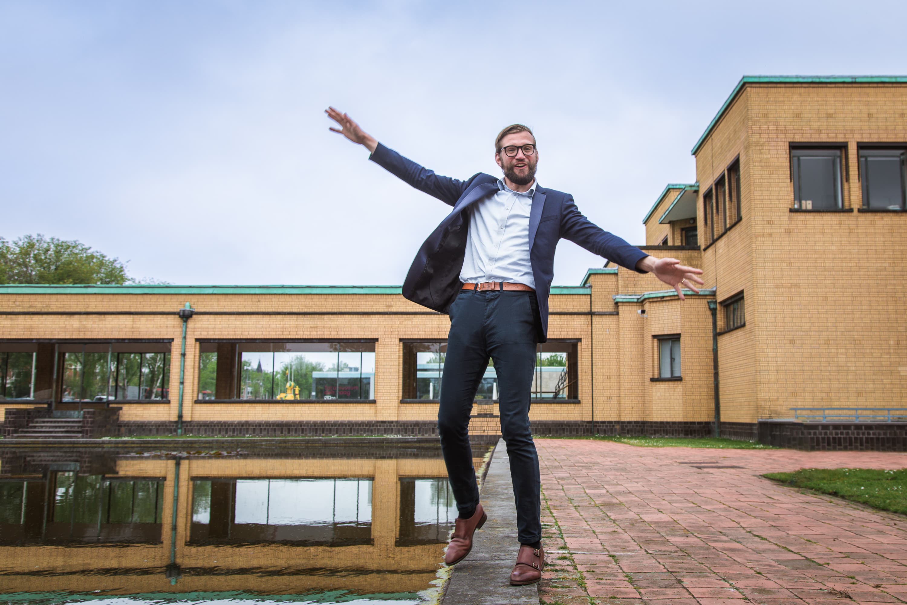 Deze personal Branding foto’s van Casper van Kalleveen zijn geïnspireerd door verschillende kunstwerken en attributen in het Kunstmuseum in Den Haag. Ze laten zien hoe Casper zelf uit zijn comfortzone probeert te ontsnappen.