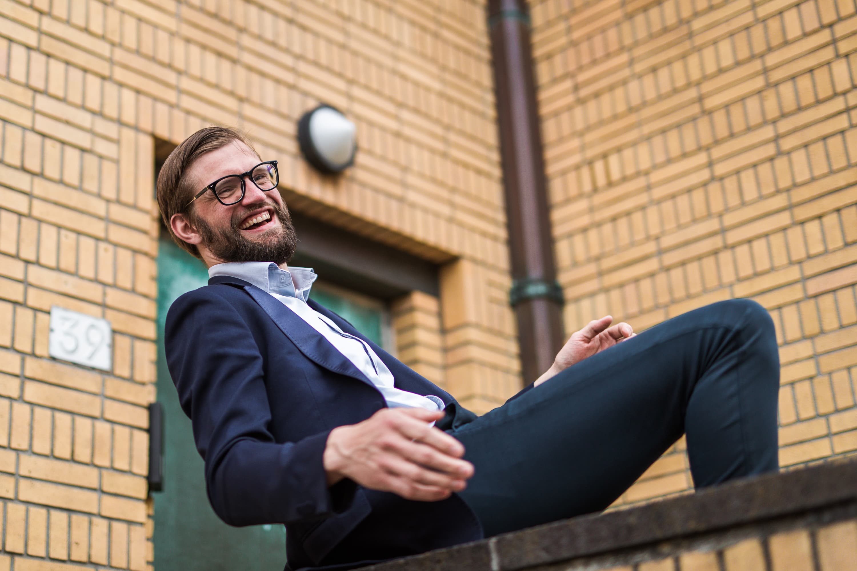 Deze personal Branding foto’s van Casper van Kalleveen zijn geïnspireerd door verschillende kunstwerken en attributen in het Kunstmuseum in Den Haag. Ze laten zien hoe Casper zelf uit zijn comfortzone probeert te ontsnappen.