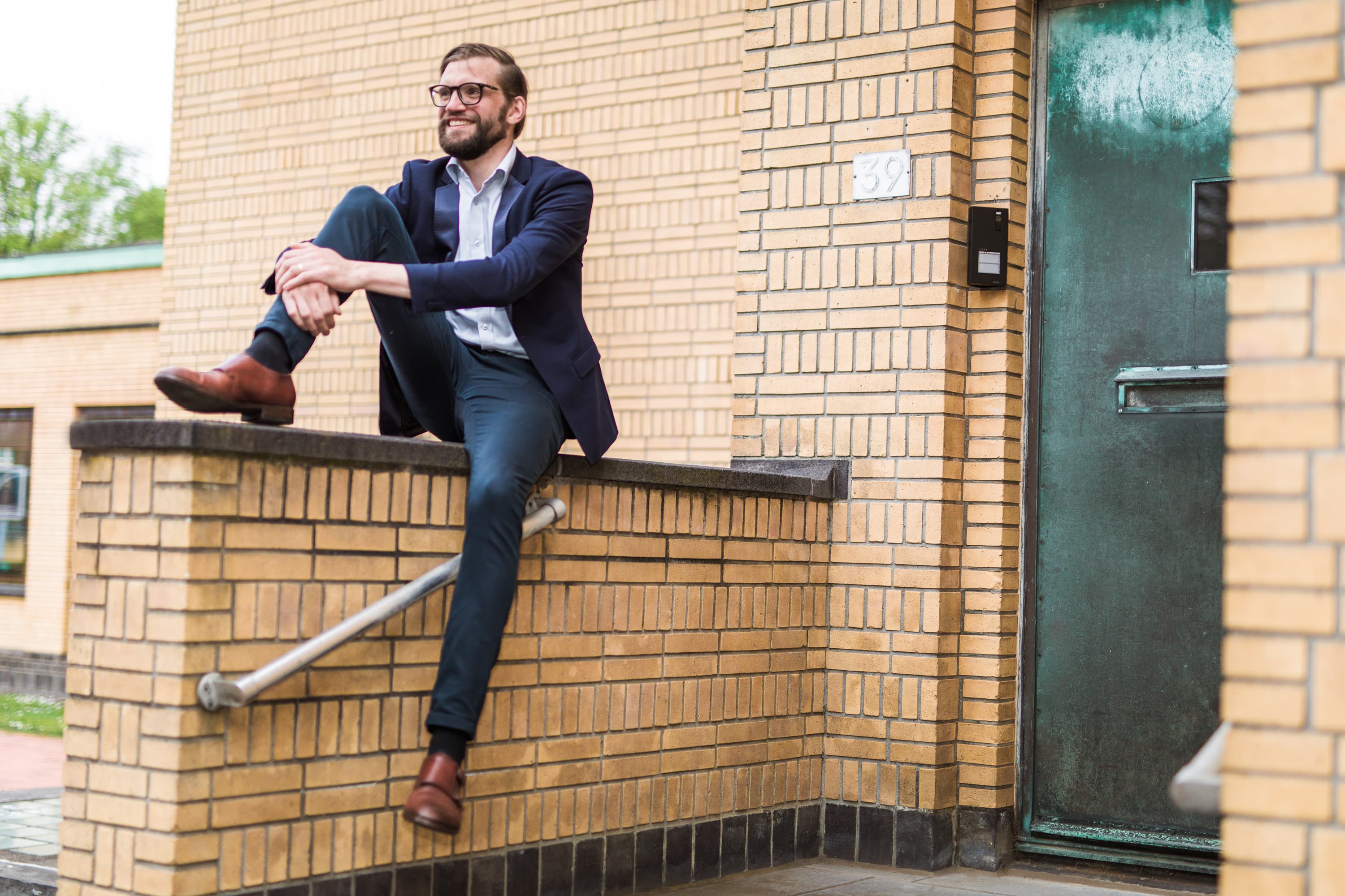 Deze personal Branding foto’s van Casper van Kalleveen zijn geïnspireerd door verschillende kunstwerken en attributen in het Kunstmuseum in Den Haag. Ze laten zien hoe Casper zelf uit zijn comfortzone probeert te ontsnappen.