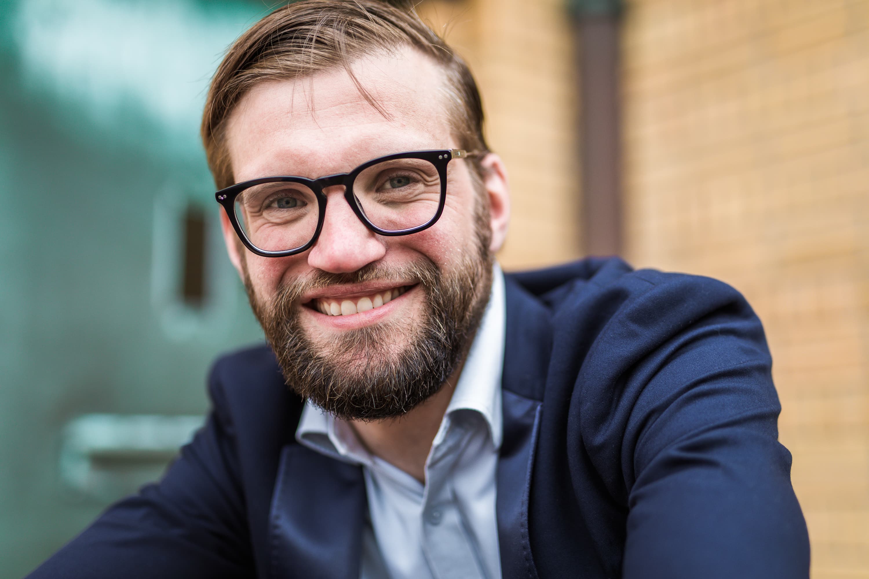 Deze personal Branding foto’s van Casper van Kalleveen zijn geïnspireerd door verschillende kunstwerken en attributen in het Kunstmuseum in Den Haag. Ze laten zien hoe Casper zelf uit zijn comfortzone probeert te ontsnappen.