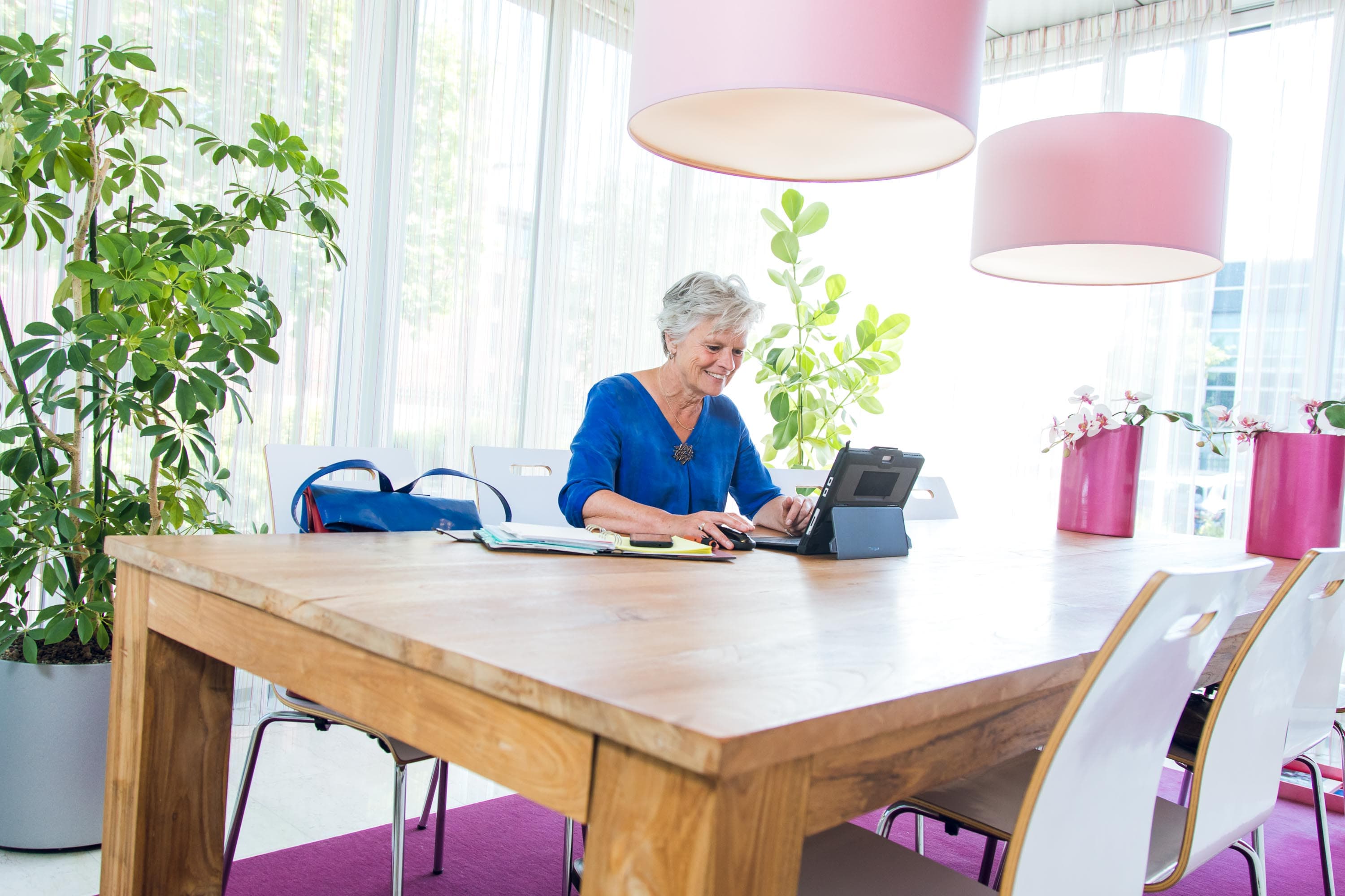 Employer Branding foto’s van medewerkers van Vierstroom Zorg Thuis die zorg verleent aan een cliënt in zijn eigen huis. 