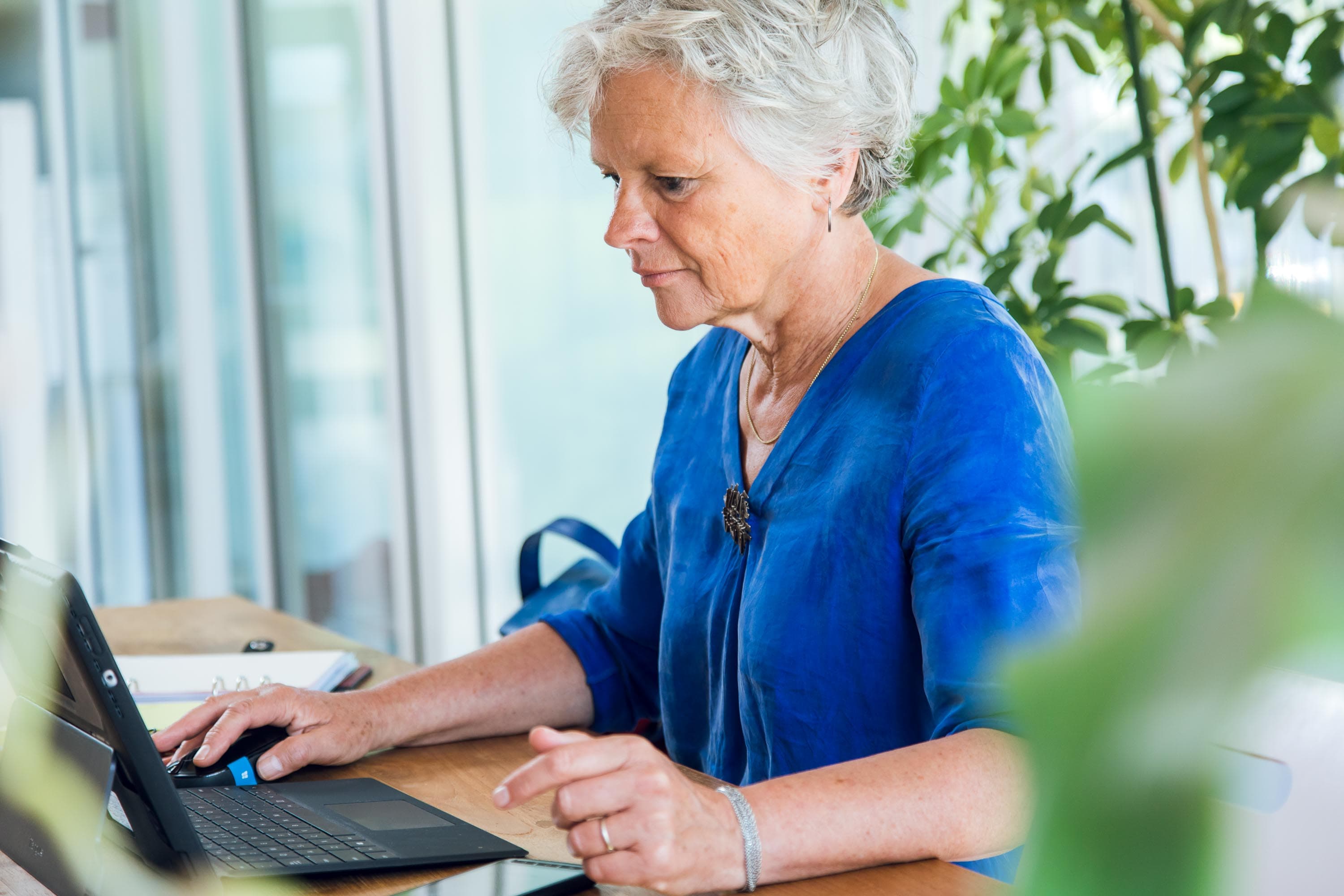 Employer Branding foto’s van medewerkers van Vierstroom Zorg Thuis die zorg verleent aan een cliënt in zijn eigen huis. 