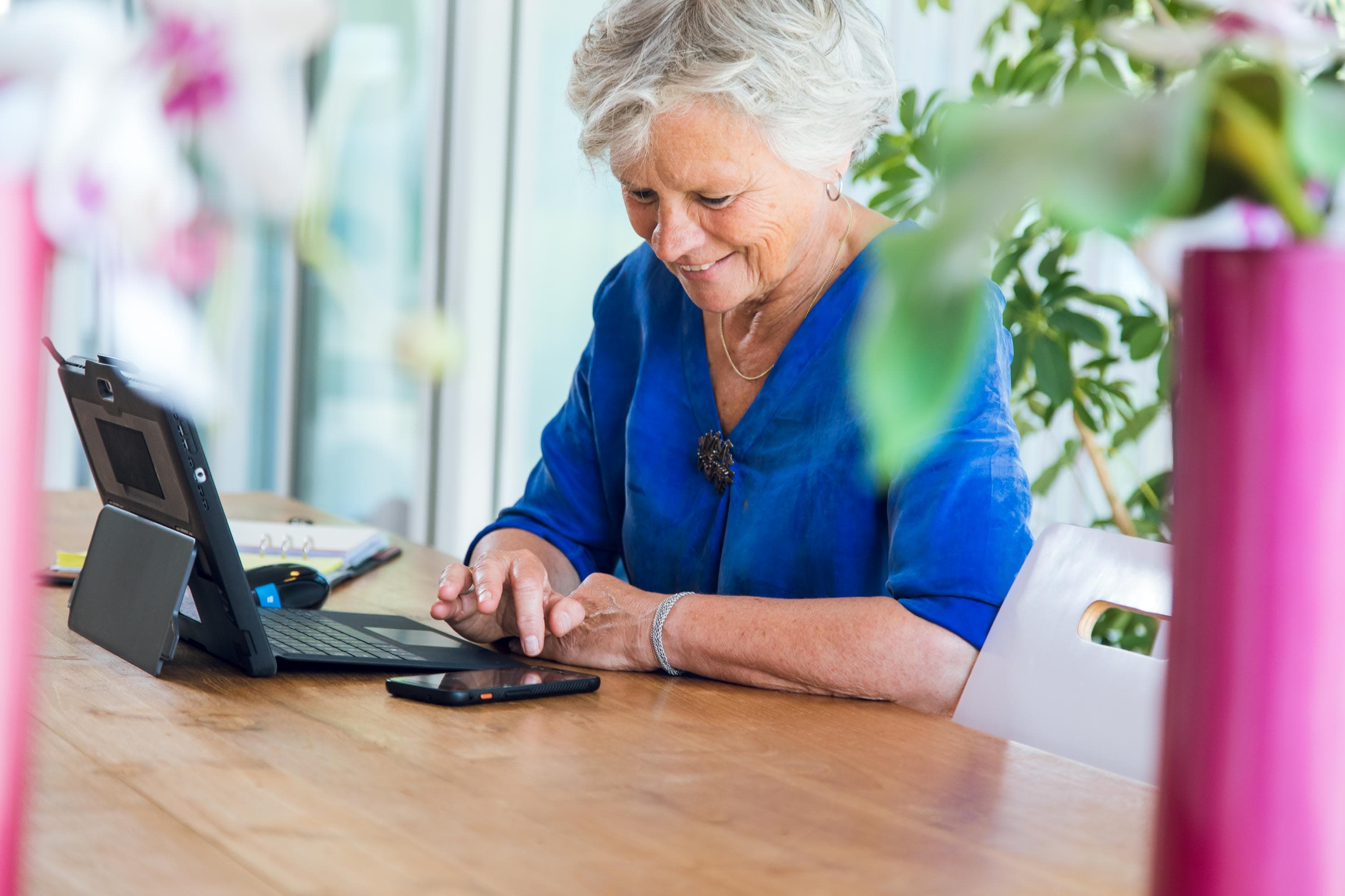 Employer Branding foto’s van medewerkers van Vierstroom Zorg Thuis die zorg verleent aan een cliënt in zijn eigen huis. 