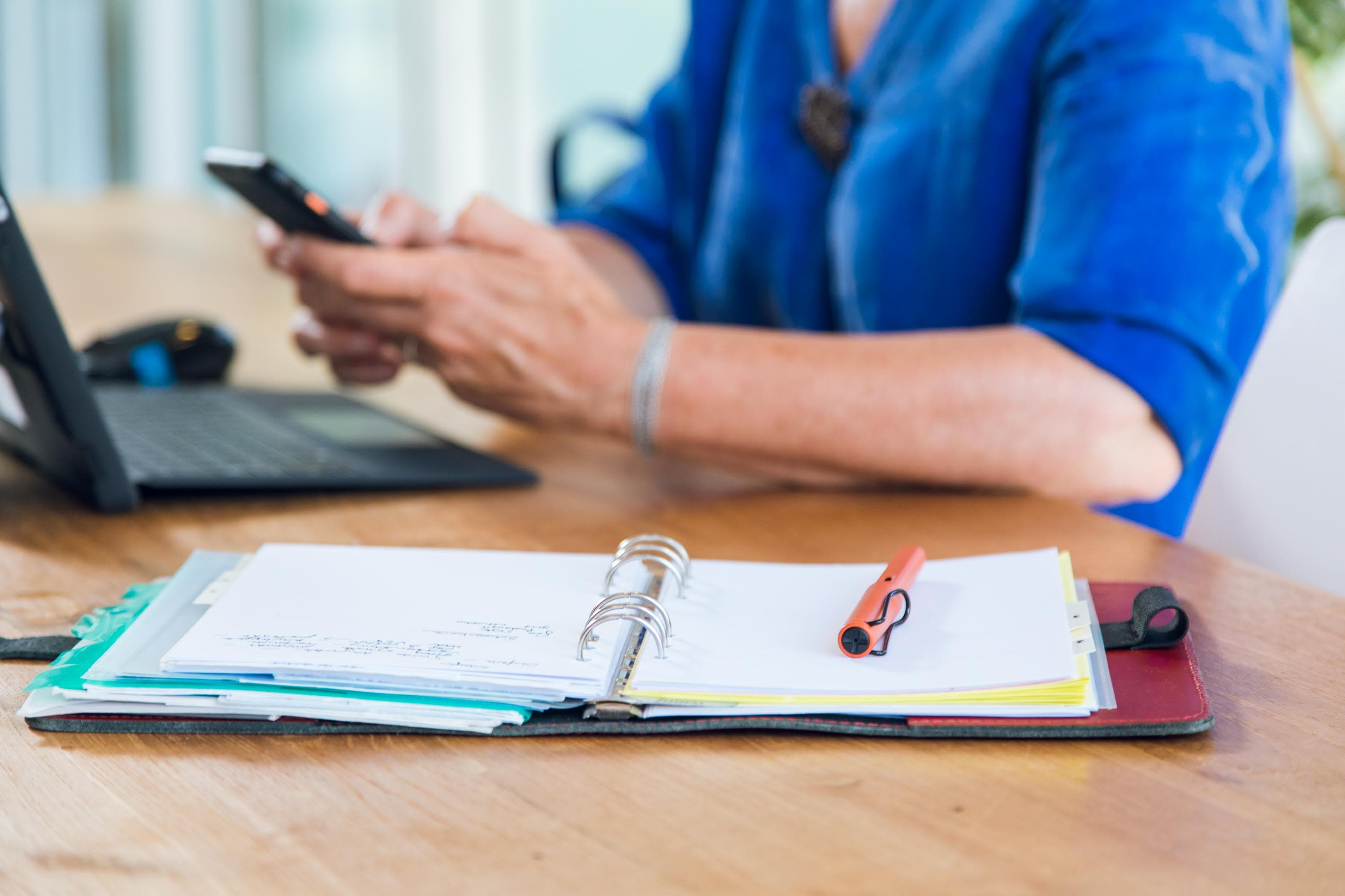 Employer Branding foto’s van medewerkers van Vierstroom Zorg Thuis die zorg verleent aan een cliënt in zijn eigen huis. 