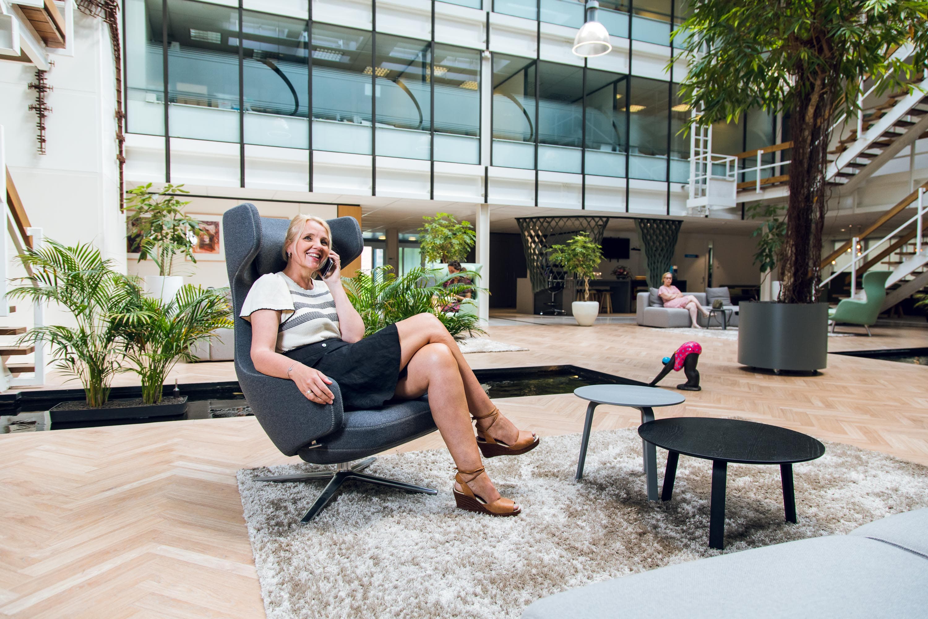 Employer Branding foto’s van medewerkers van Vierstroom Zorg Thuis die zorg verleent aan een cliënt in zijn eigen huis. 