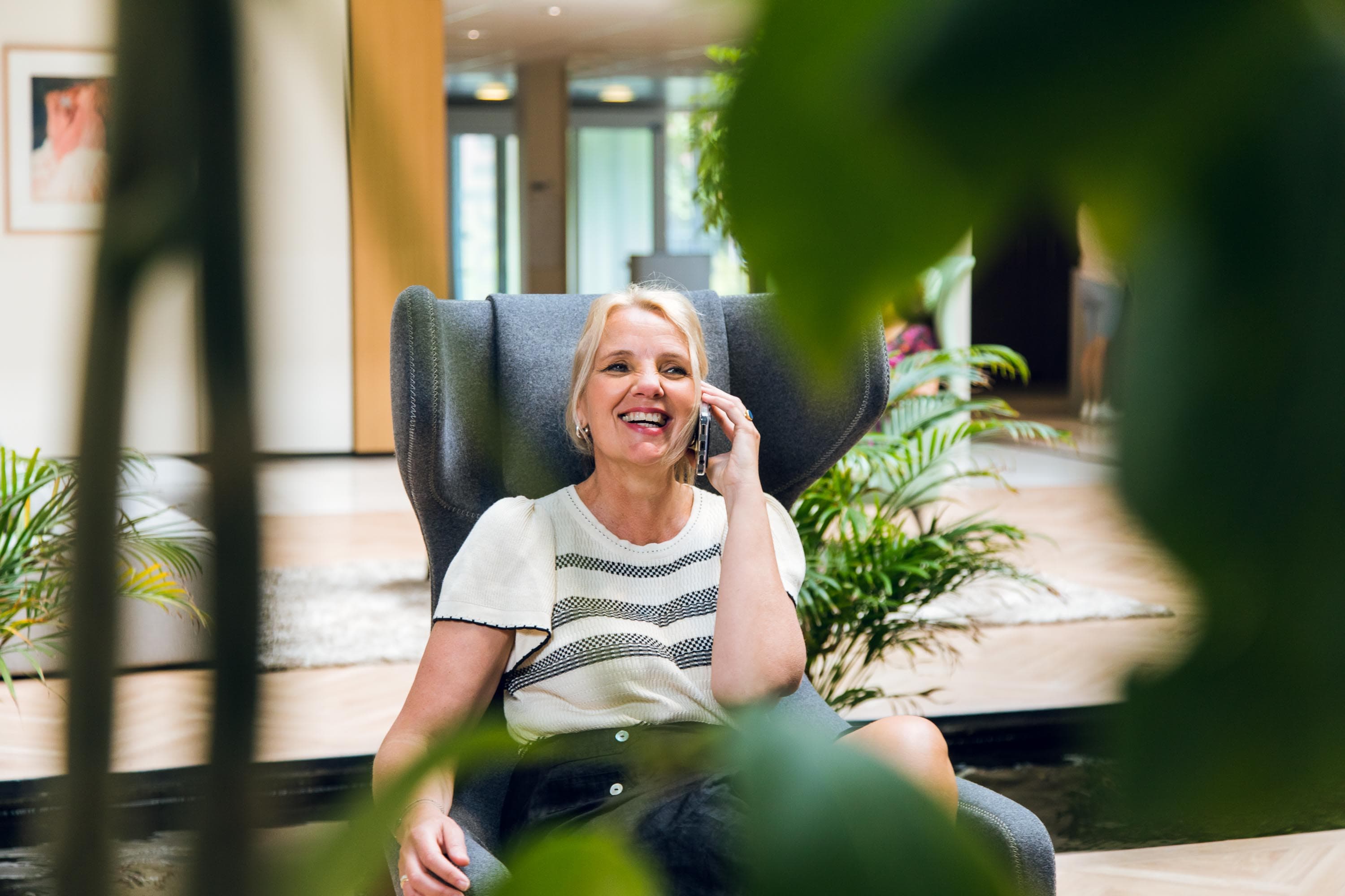 Employer Branding foto’s van medewerkers van Vierstroom Zorg Thuis die zorg verleent aan een cliënt in zijn eigen huis. 