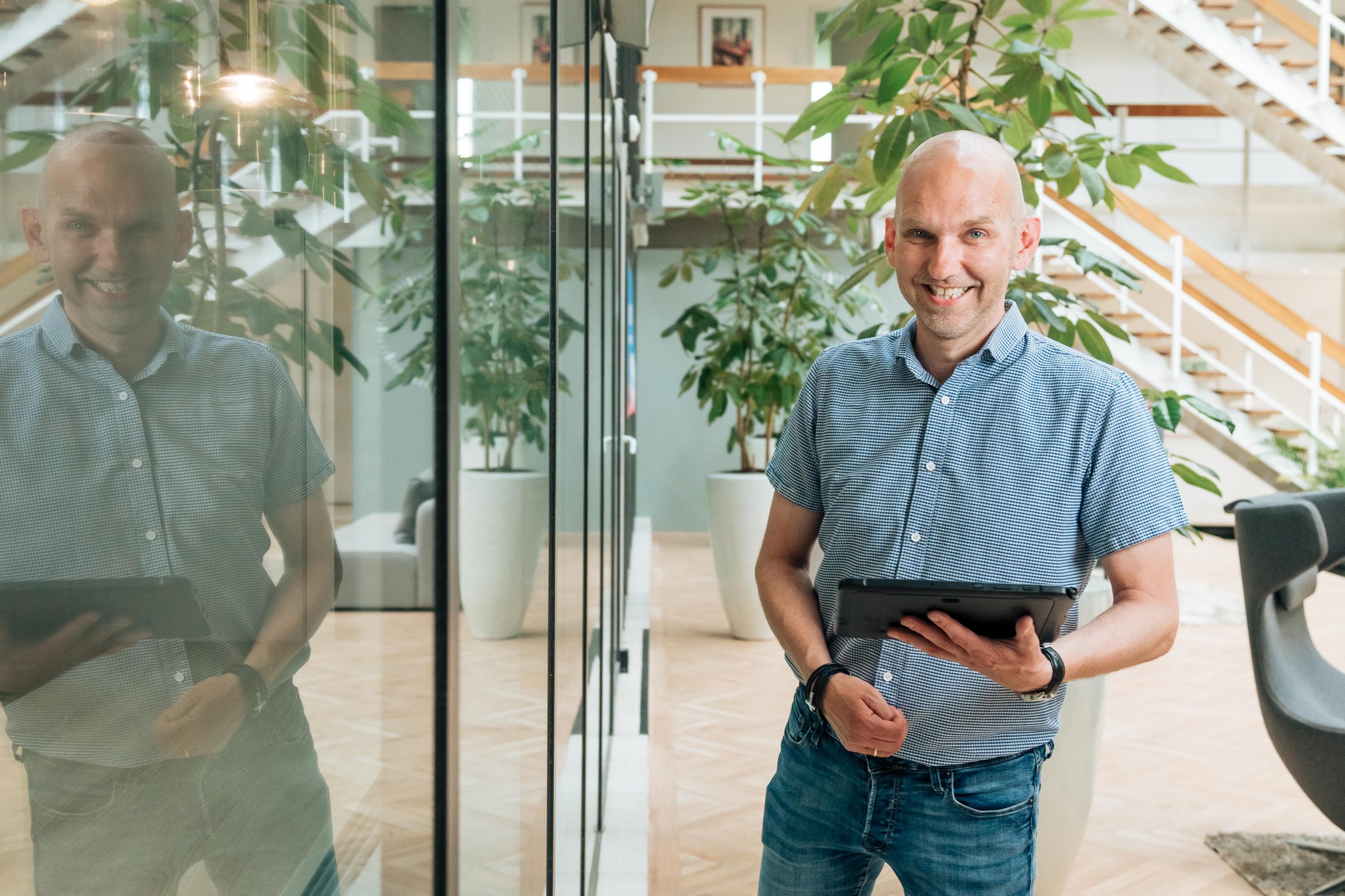 Employer Branding foto’s van medewerkers van Vierstroom Zorg Thuis die zorg verleent aan een cliënt in zijn eigen huis. 