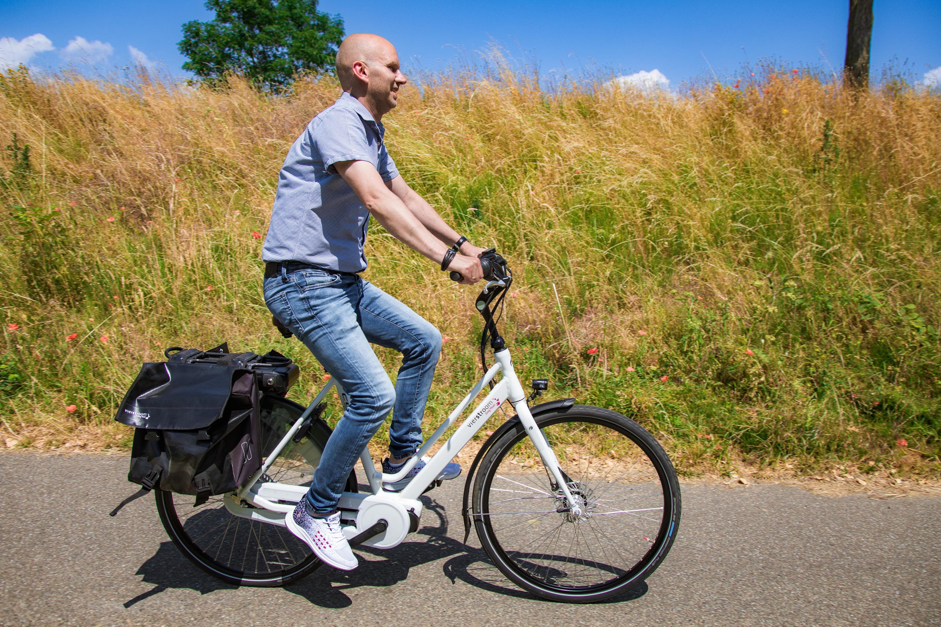 Employer Branding foto’s van medewerkers van Vierstroom Zorg Thuis die zorg verleent aan een cliënt in zijn eigen huis. 