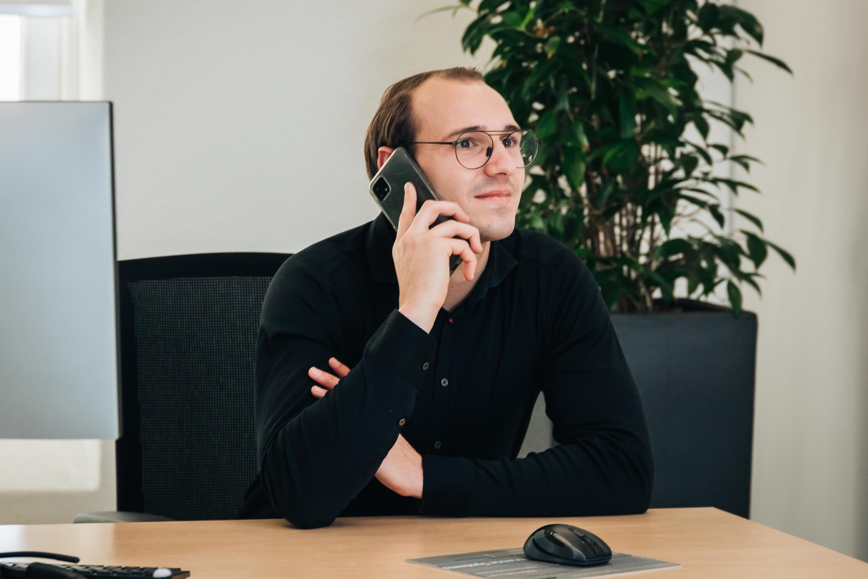 Medewerkers van Assa Abloy die poseren tijdens hun werkzaamheden in hun bedrijf.