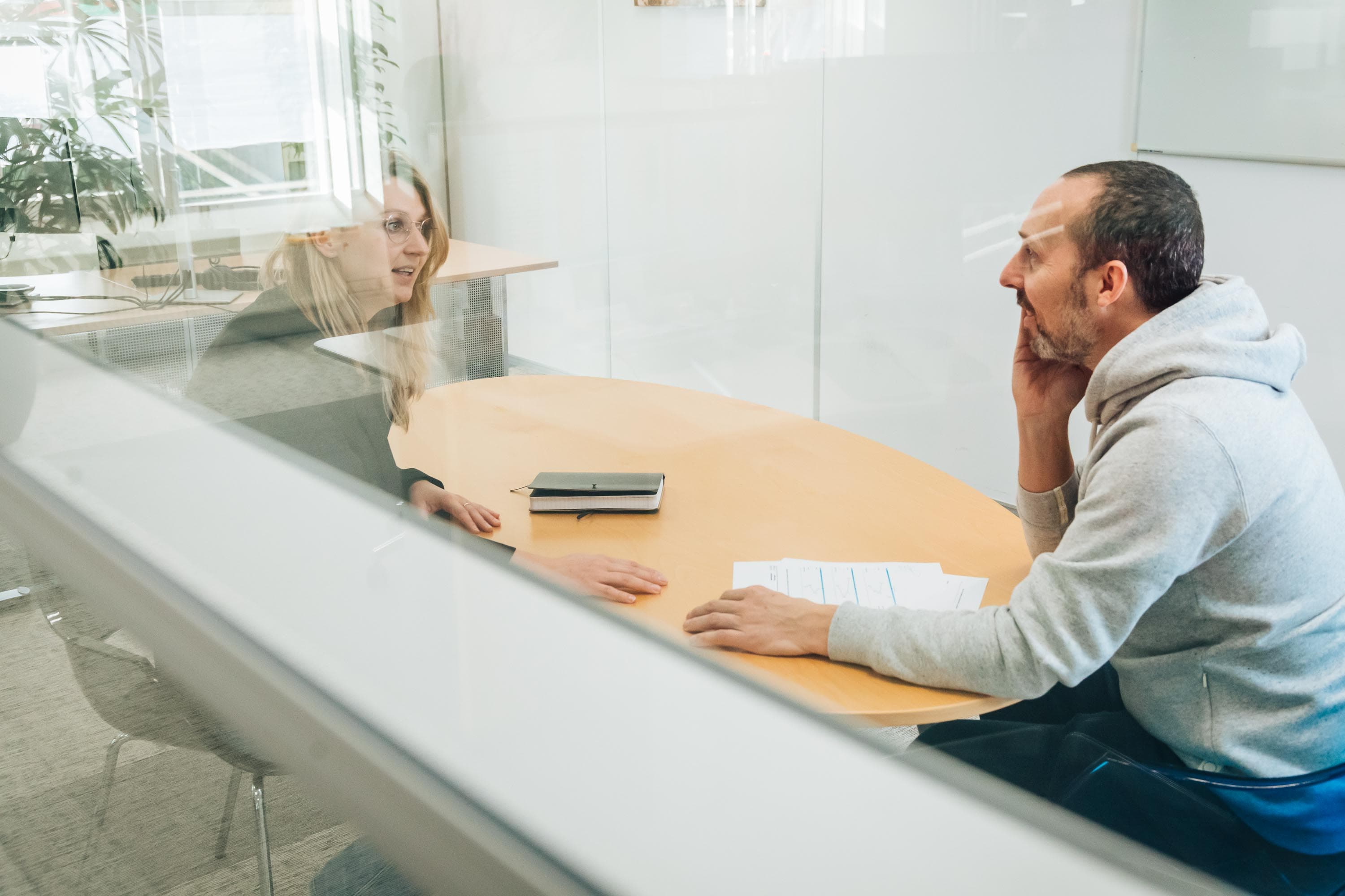 Medewerkers van Assa Abloy die poseren tijdens hun werkzaamheden in hun bedrijf.