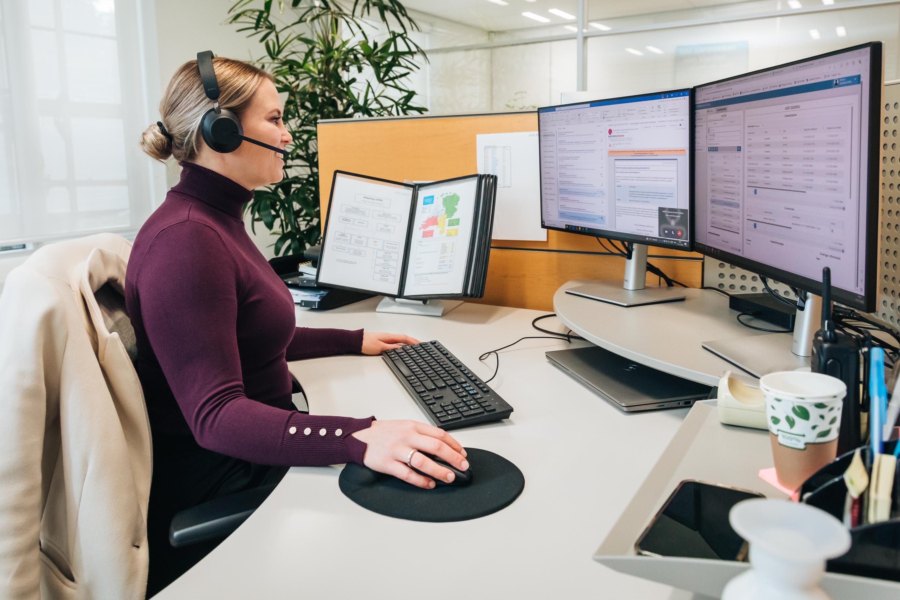 Medewerkers van Assa Abloy die poseren tijdens hun werkzaamheden in hun bedrijf.