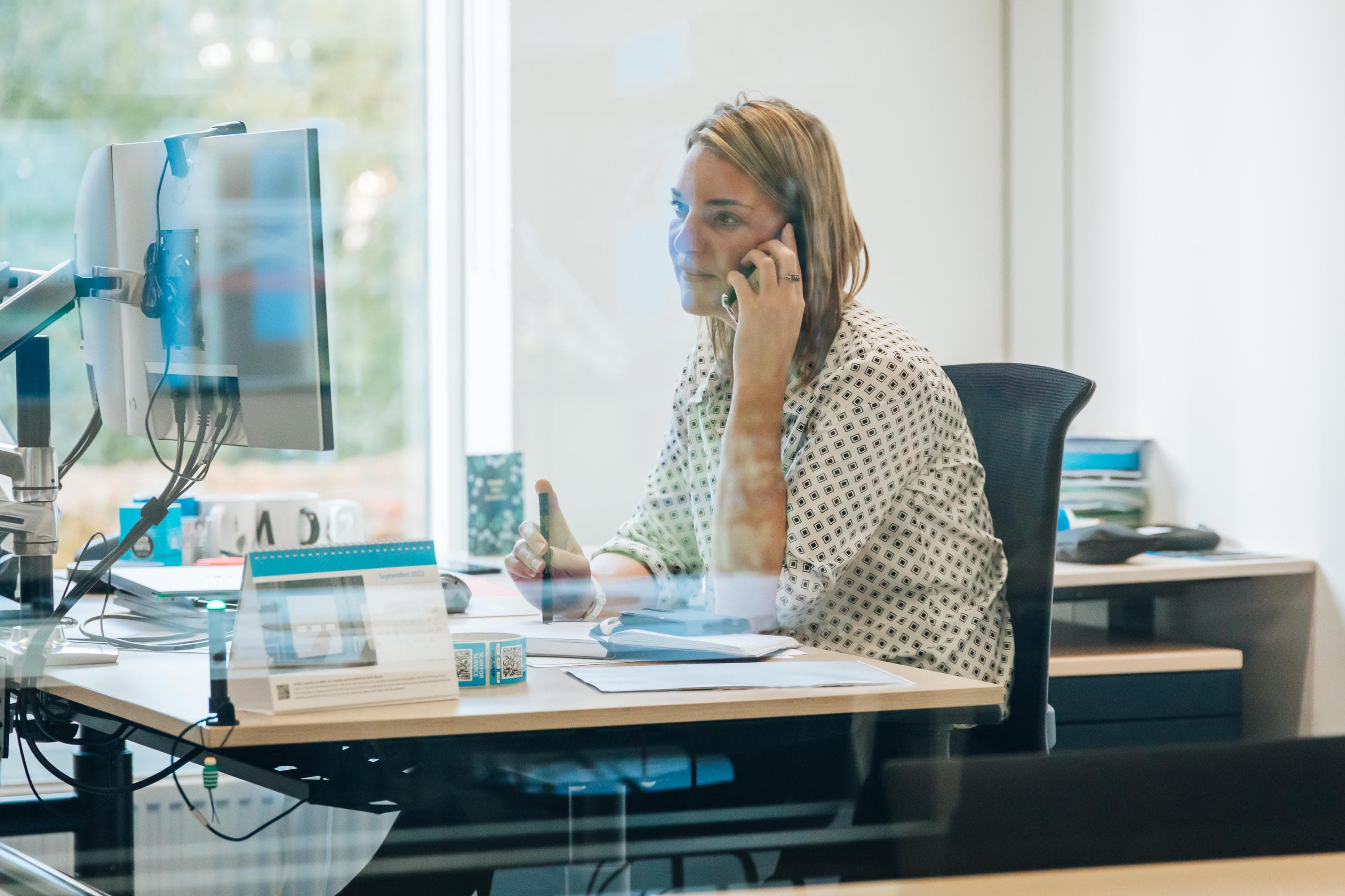 Medewerkers van Assa Abloy die poseren tijdens hun werkzaamheden in hun bedrijf.