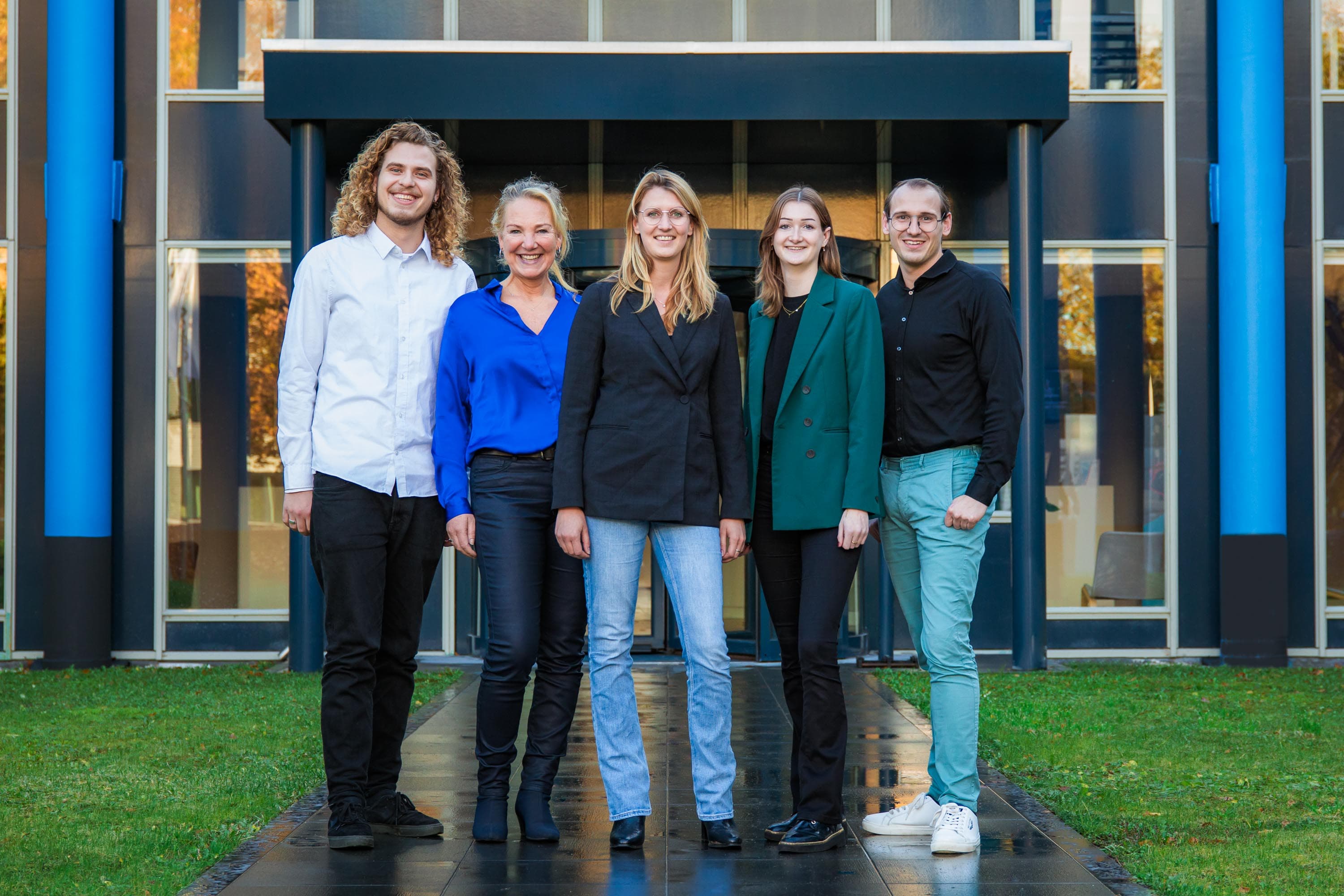 Medewerkers van Assa Abloy die poseren tijdens hun werkzaamheden in hun bedrijf.