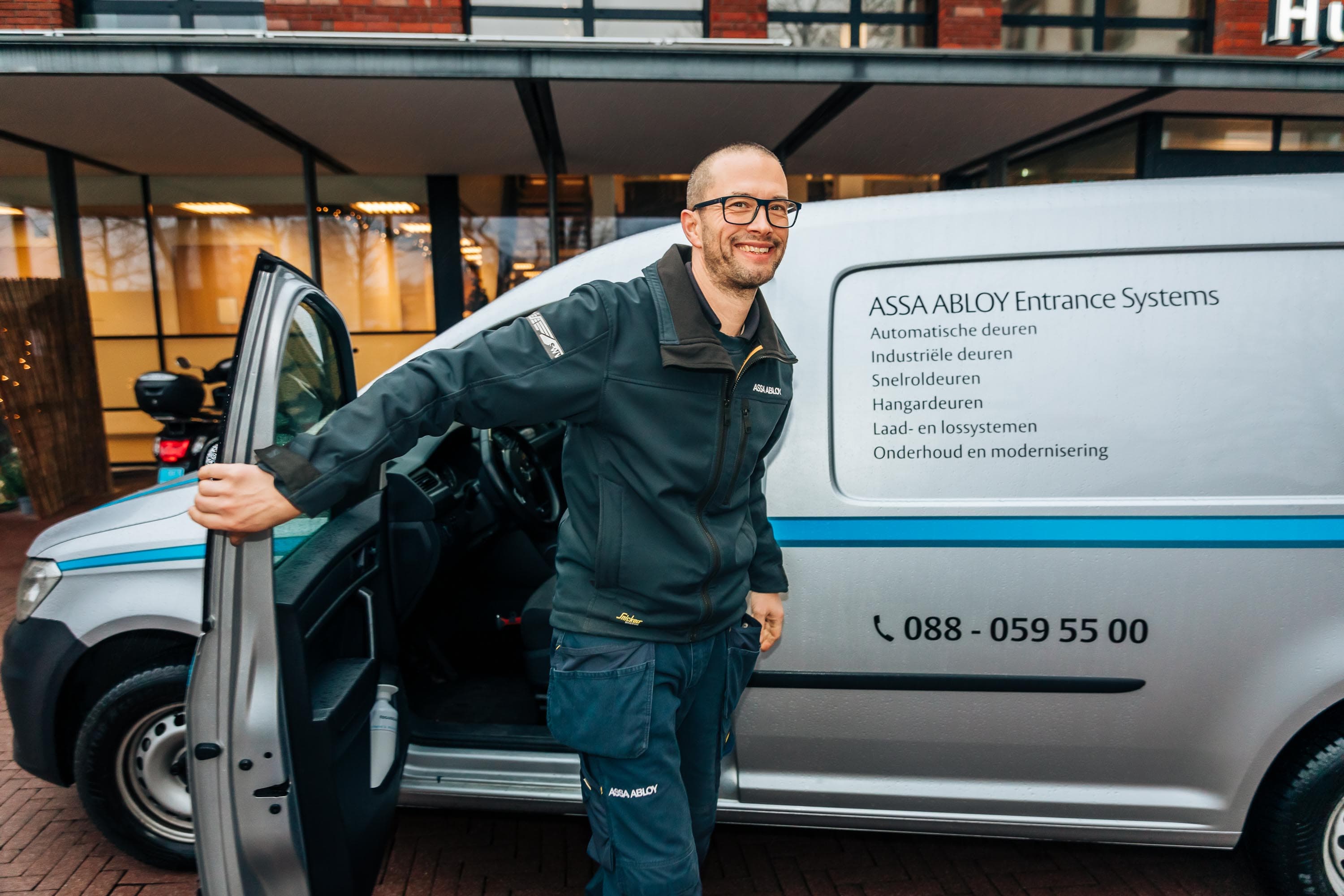 Medewerkers van Assa Abloy die poseren tijdens hun werkzaamheden in hun bedrijf.