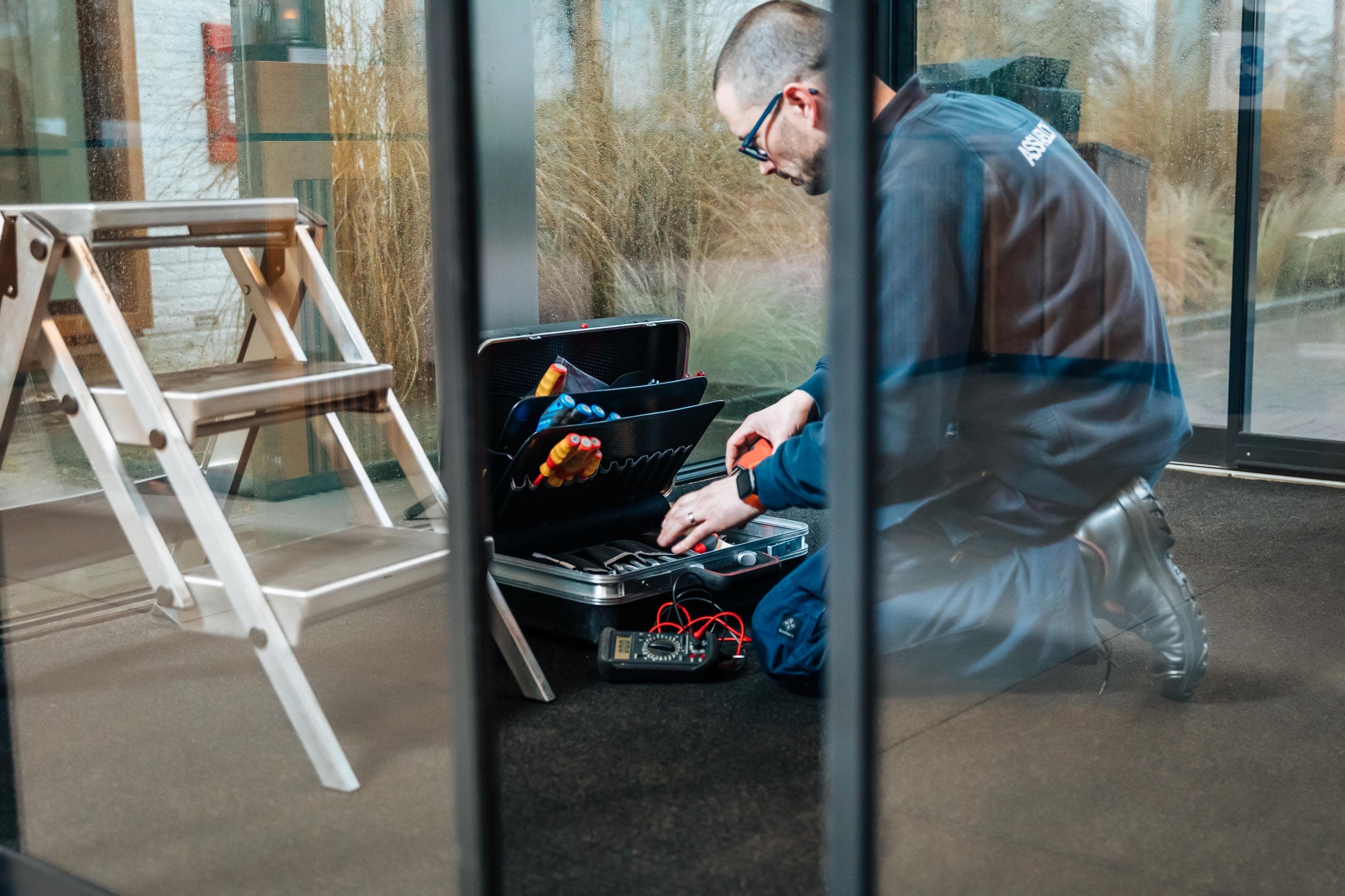 Medewerkers van Assa Abloy die poseren tijdens hun werkzaamheden in hun bedrijf.