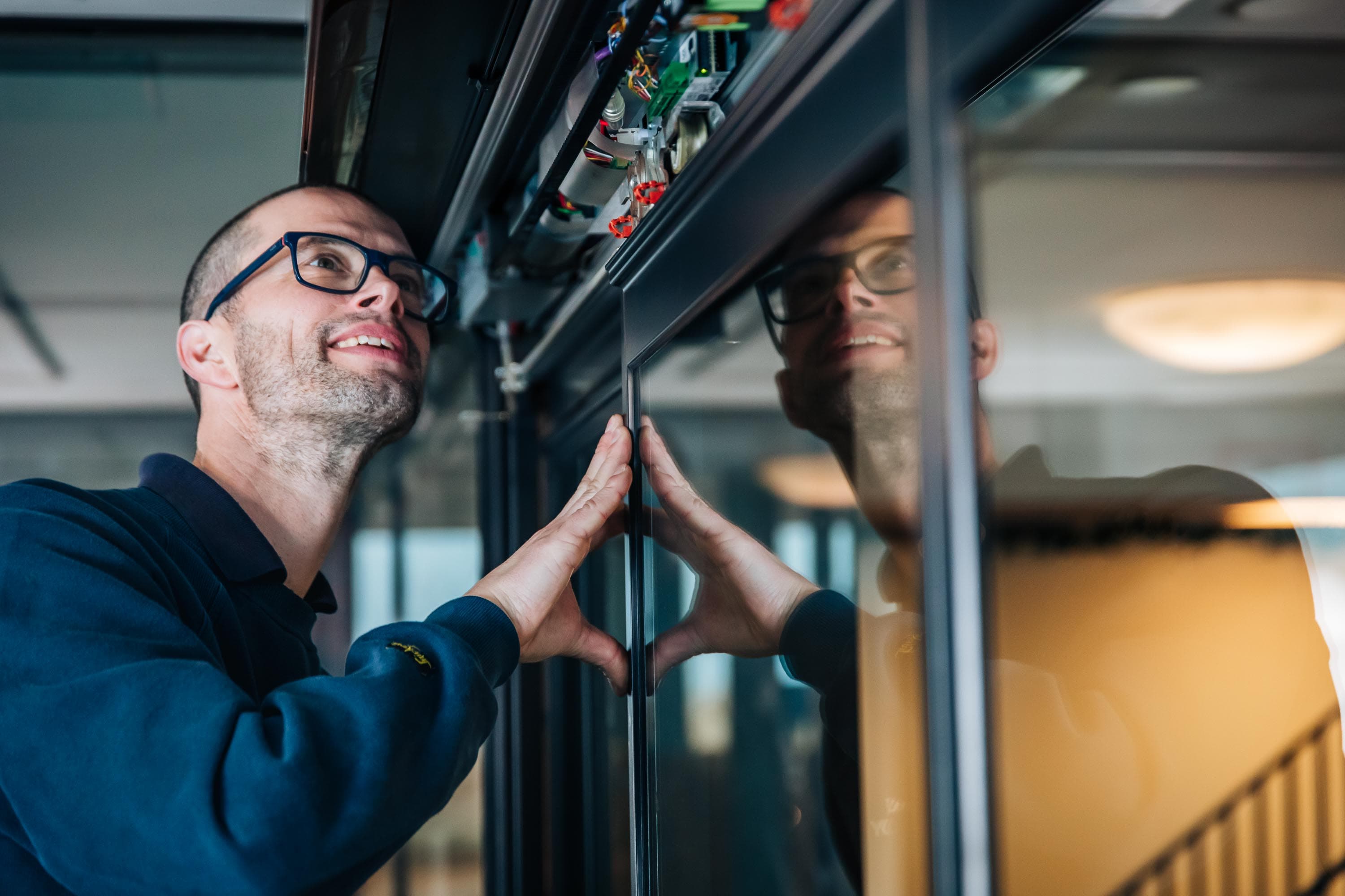 Medewerkers van Assa Abloy die poseren tijdens hun werkzaamheden in hun bedrijf.