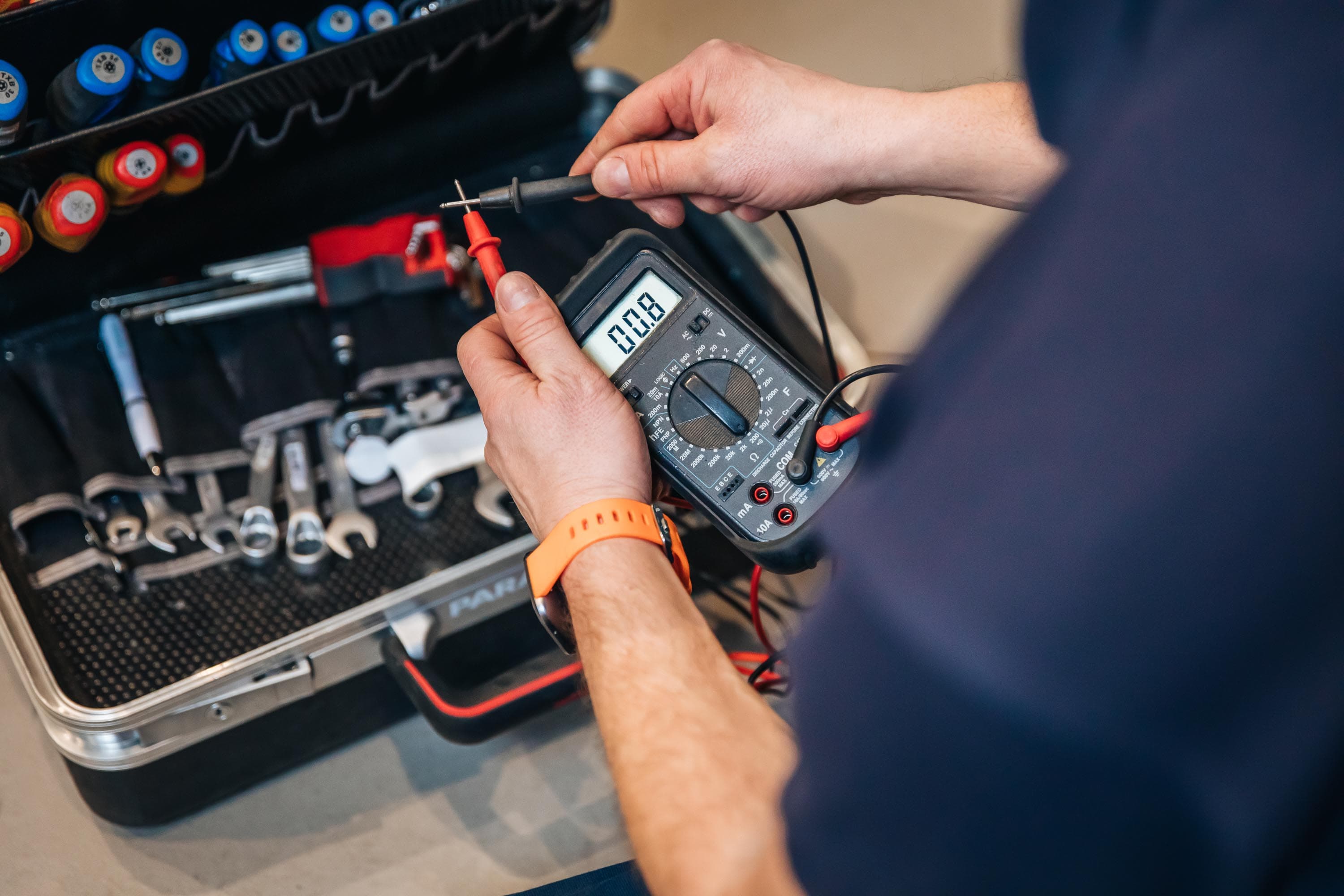 Medewerkers van Assa Abloy die poseren tijdens hun werkzaamheden in hun bedrijf.