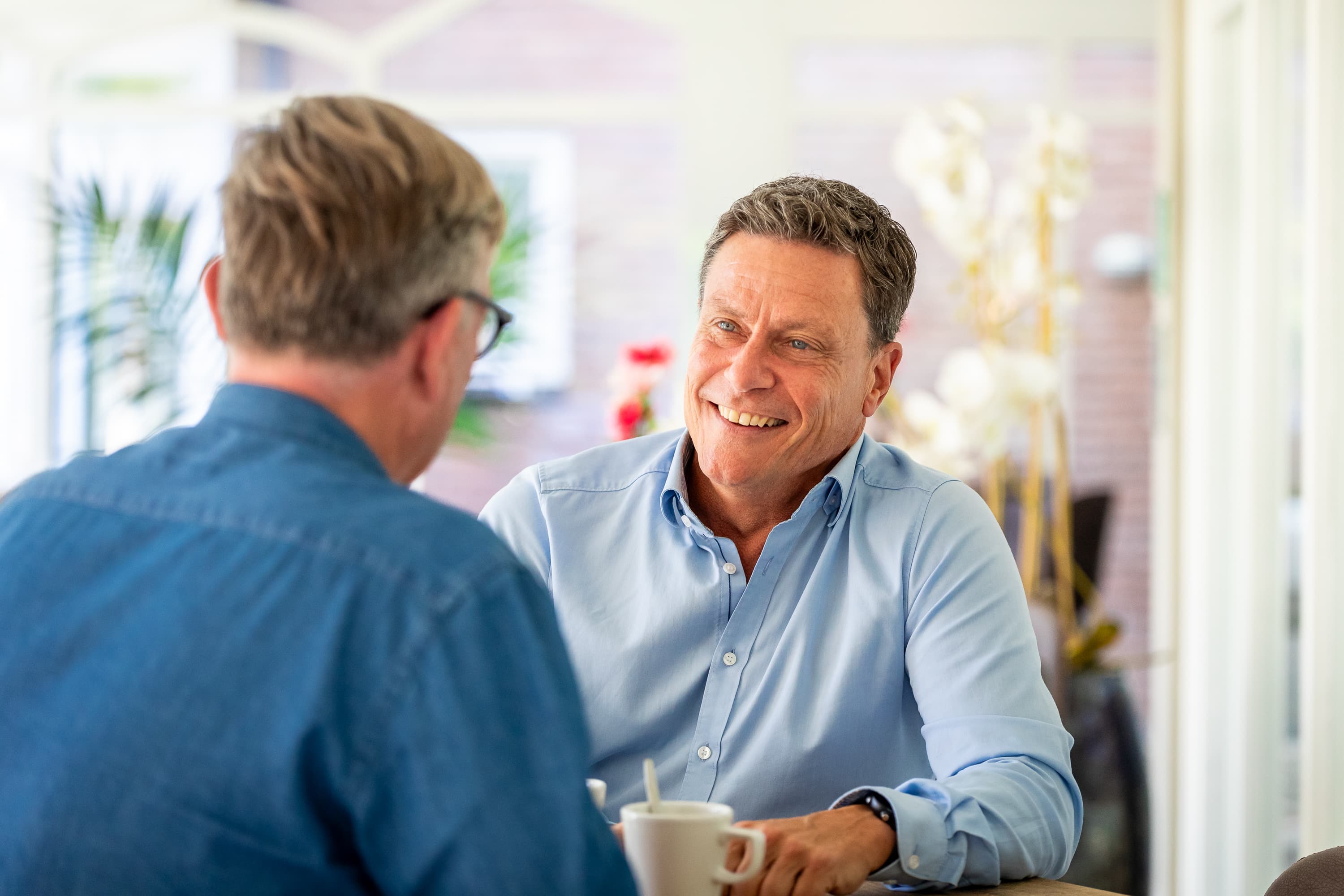 René Vet, organisatieadviseur en eigenaar van Personeel Beheer, straalt rust en doelgerichtheid uit tijdens een professionele fotoshoot, eigenschappen die hem kenmerken in zijn werk als onafhankelijk adviseur op het gebied van personeelszaken.