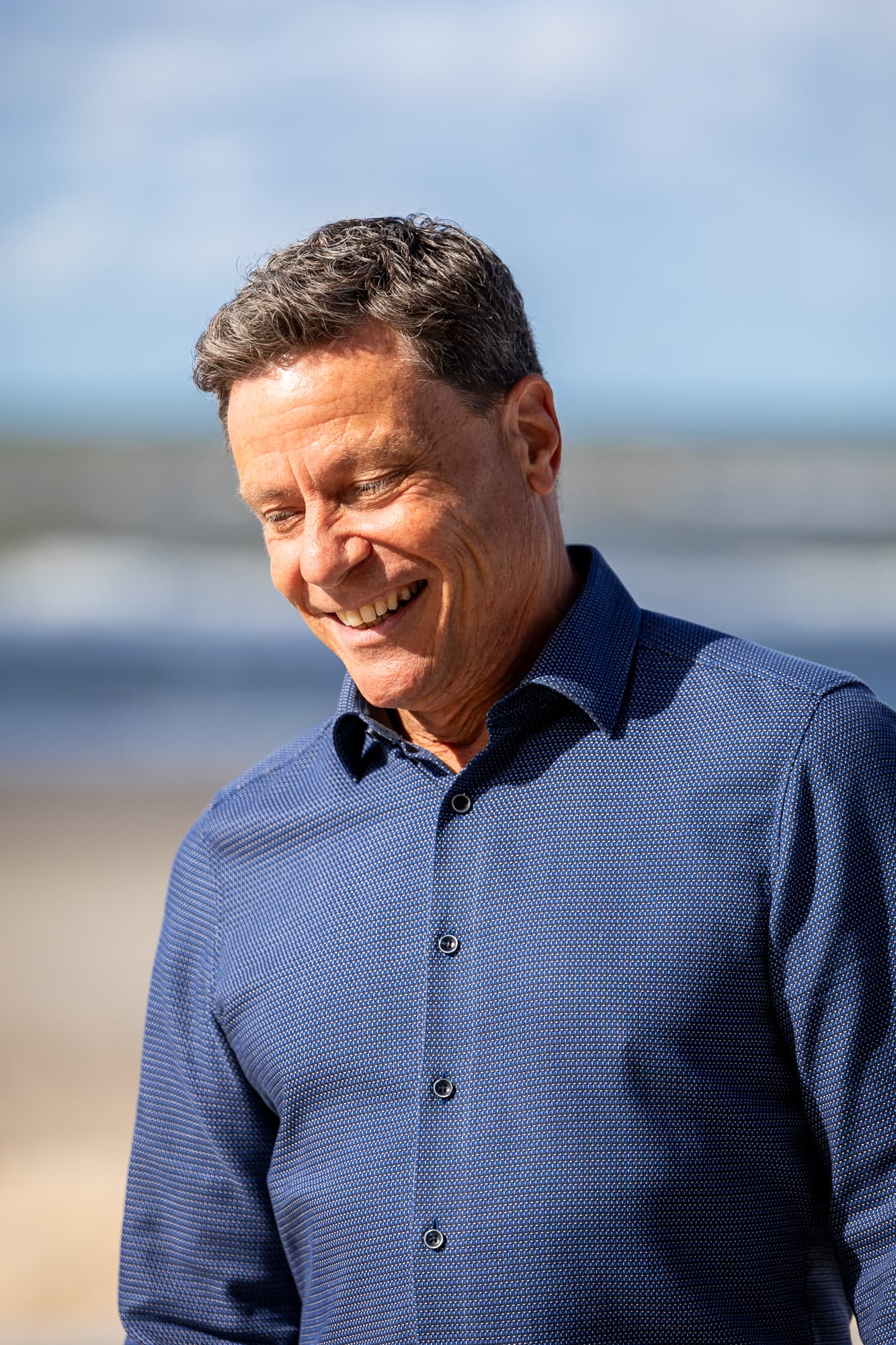 René Vet, organisatieadviseur en eigenaar van Personeel Beheer, straalt rust en doelgerichtheid uit tijdens een professionele fotoshoot, eigenschappen die hem kenmerken in zijn werk als onafhankelijk adviseur op het gebied van personeelszaken.