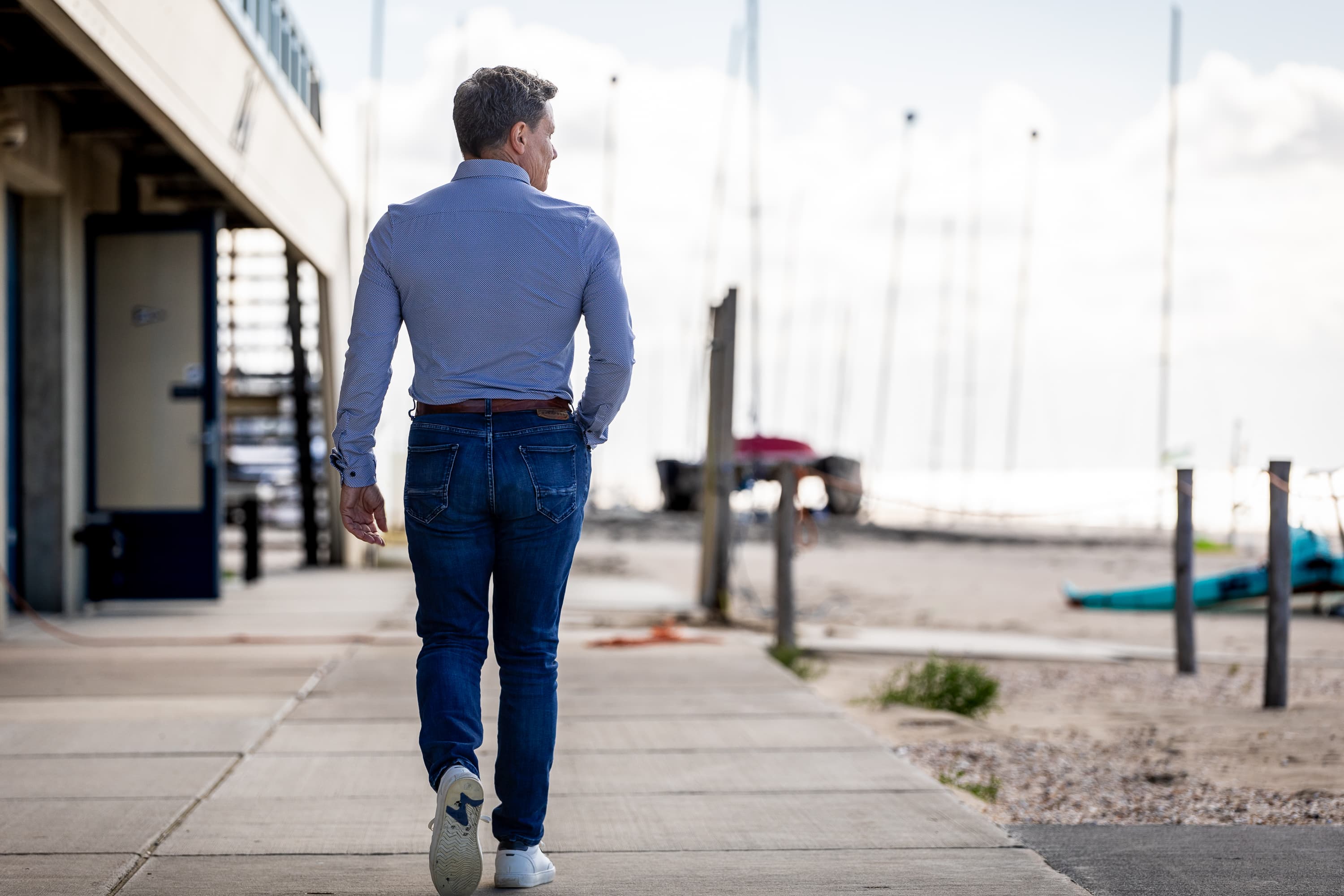 René Vet, organisatieadviseur en eigenaar van Personeel Beheer, straalt rust en doelgerichtheid uit tijdens een professionele fotoshoot, eigenschappen die hem kenmerken in zijn werk als onafhankelijk adviseur op het gebied van personeelszaken.