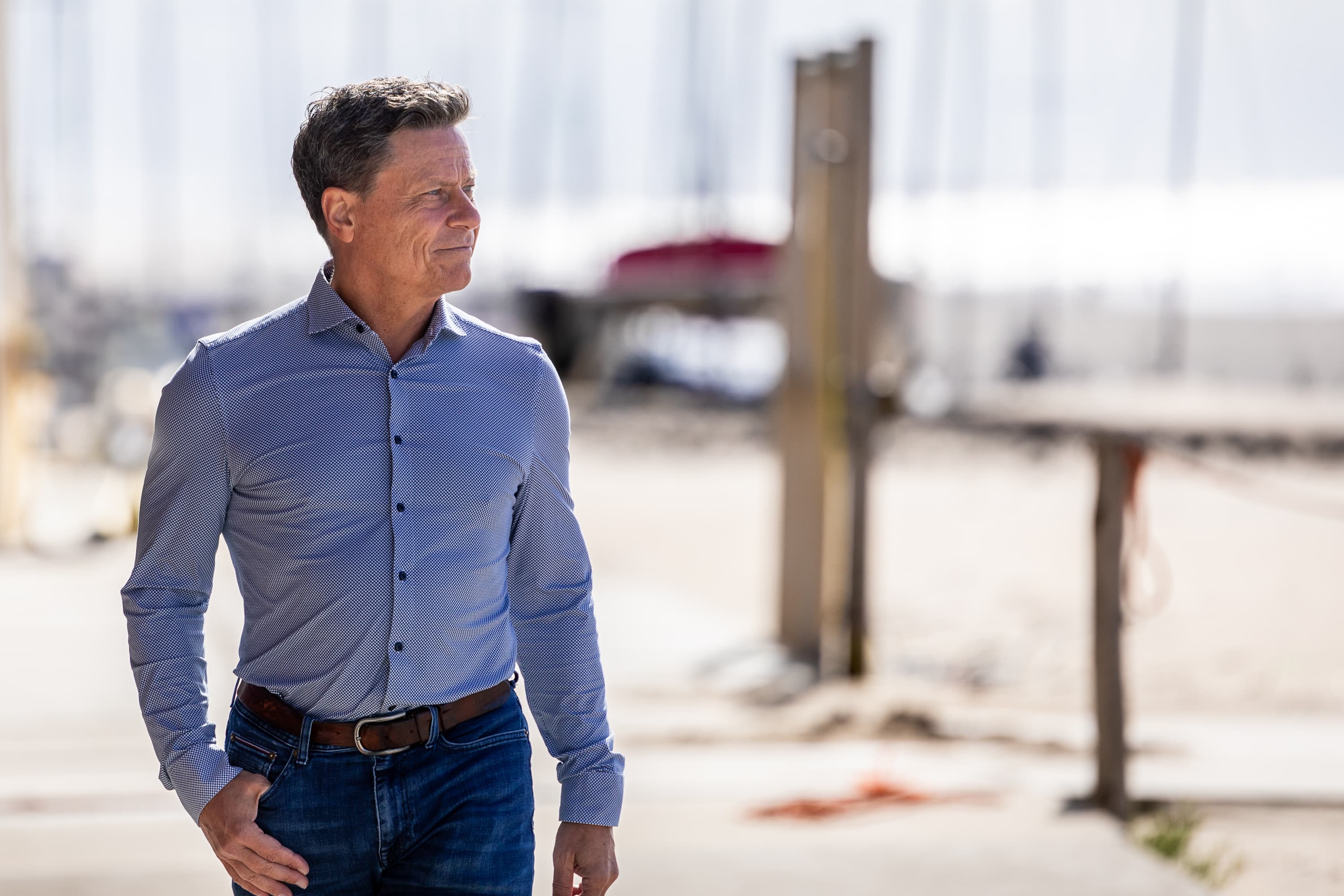 René Vet, organisatieadviseur en eigenaar van Personeel Beheer, straalt rust en doelgerichtheid uit tijdens een professionele fotoshoot, eigenschappen die hem kenmerken in zijn werk als onafhankelijk adviseur op het gebied van personeelszaken.