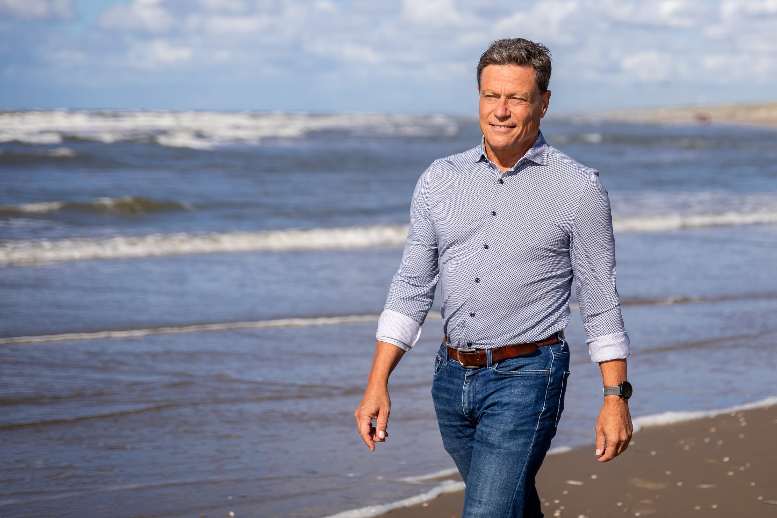 René Vet, organisatieadviseur en eigenaar van Personeel Beheer, straalt rust en doelgerichtheid uit tijdens een professionele fotoshoot, eigenschappen die hem kenmerken in zijn werk als onafhankelijk adviseur op het gebied van personeelszaken.