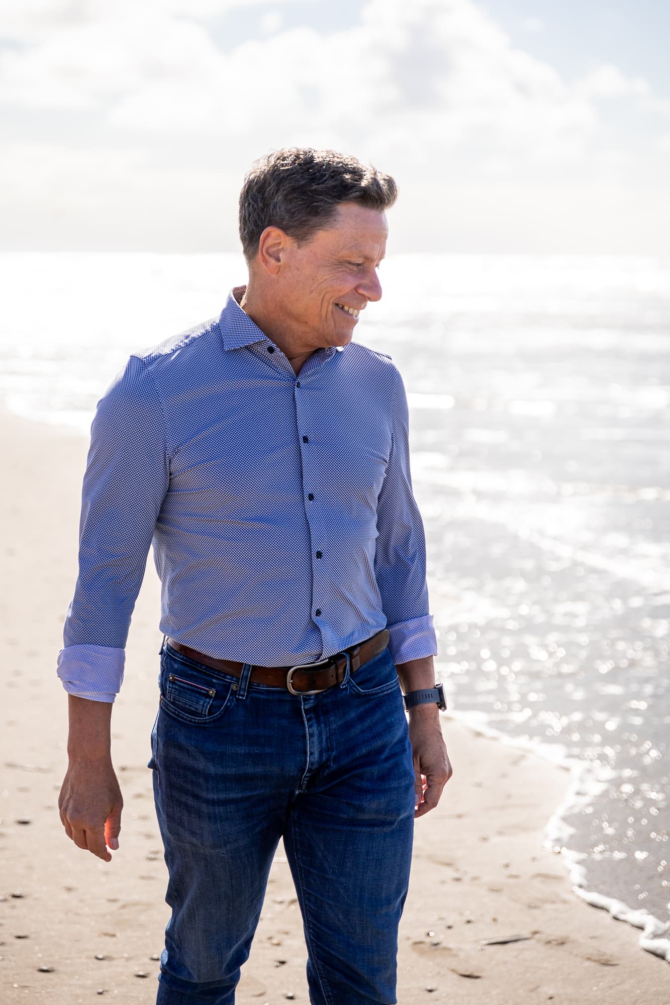 René Vet, organisatieadviseur en eigenaar van Personeel Beheer, straalt rust en doelgerichtheid uit tijdens een professionele fotoshoot, eigenschappen die hem kenmerken in zijn werk als onafhankelijk adviseur op het gebied van personeelszaken.