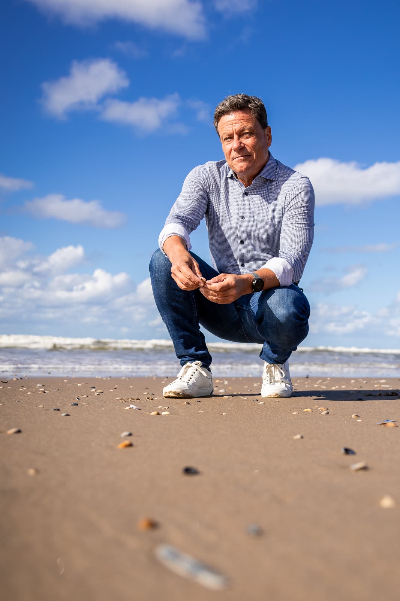 René Vet, organisatieadviseur en eigenaar van Personeel Beheer, straalt rust en doelgerichtheid uit tijdens een professionele fotoshoot, eigenschappen die hem kenmerken in zijn werk als onafhankelijk adviseur op het gebied van personeelszaken.