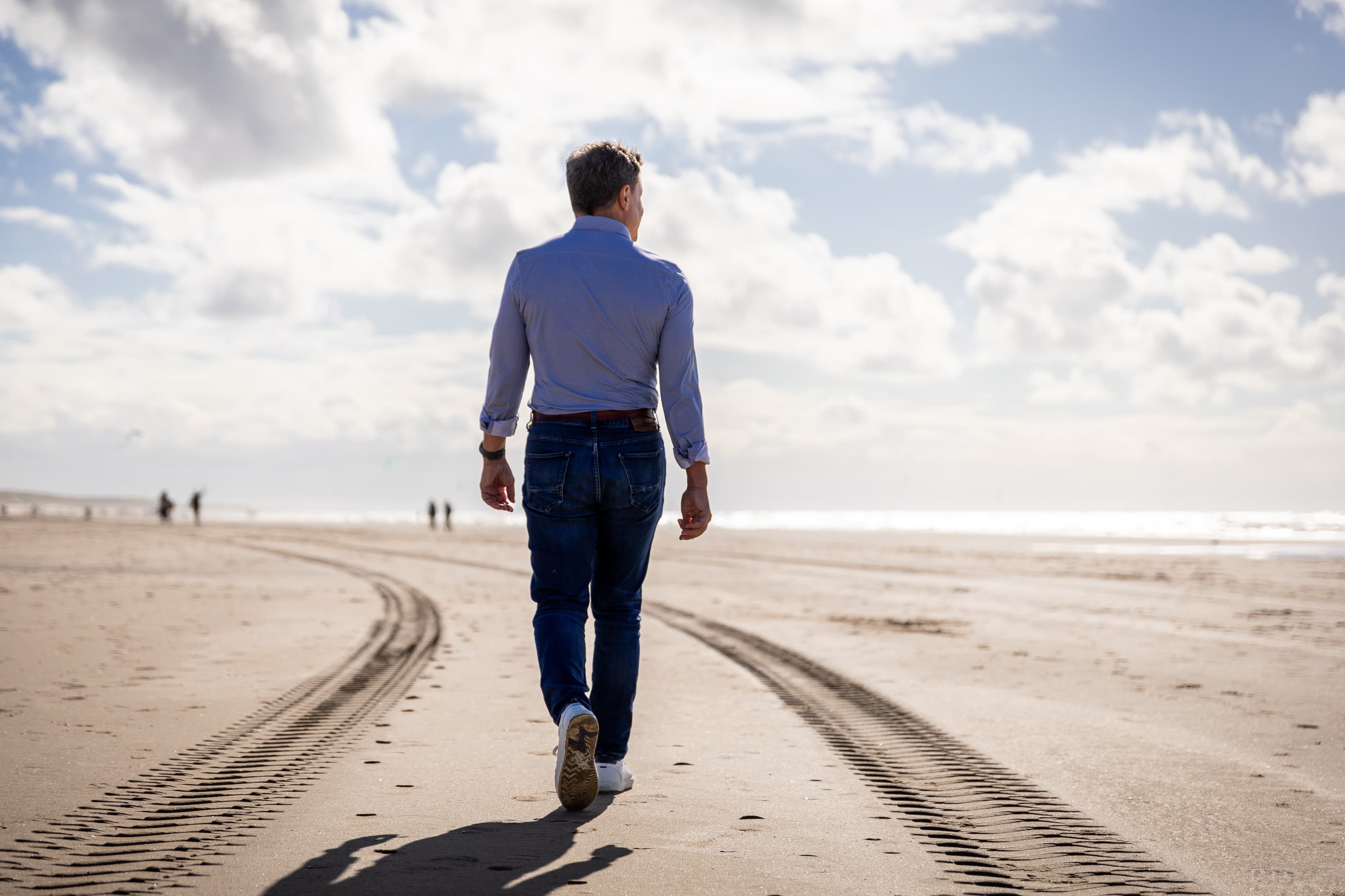 René Vet, organisatieadviseur en eigenaar van Personeel Beheer, straalt rust en doelgerichtheid uit tijdens een professionele fotoshoot, eigenschappen die hem kenmerken in zijn werk als onafhankelijk adviseur op het gebied van personeelszaken.