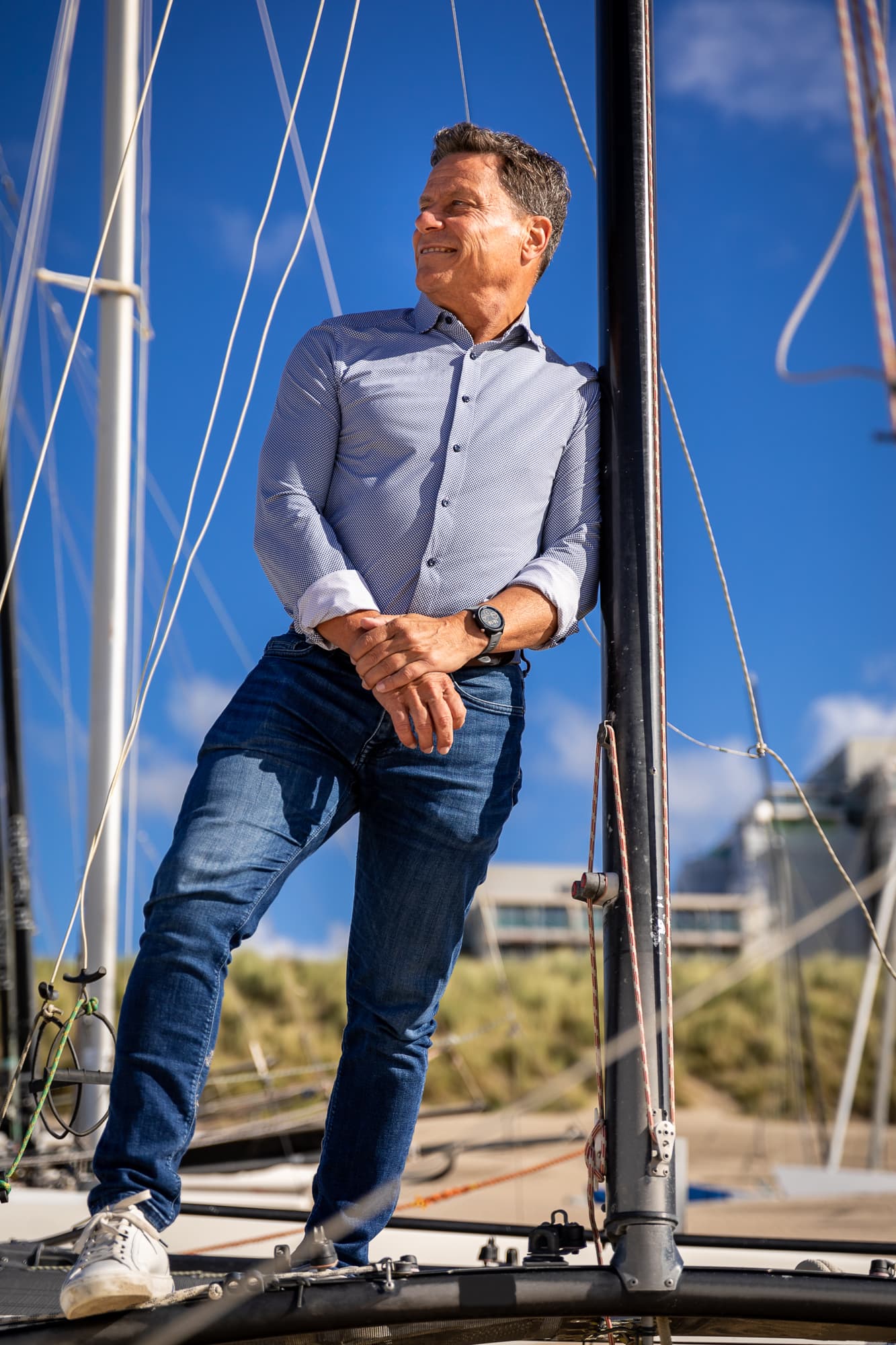 René Vet, organisatieadviseur en eigenaar van Personeel Beheer, straalt rust en doelgerichtheid uit tijdens een professionele fotoshoot, eigenschappen die hem kenmerken in zijn werk als onafhankelijk adviseur op het gebied van personeelszaken.