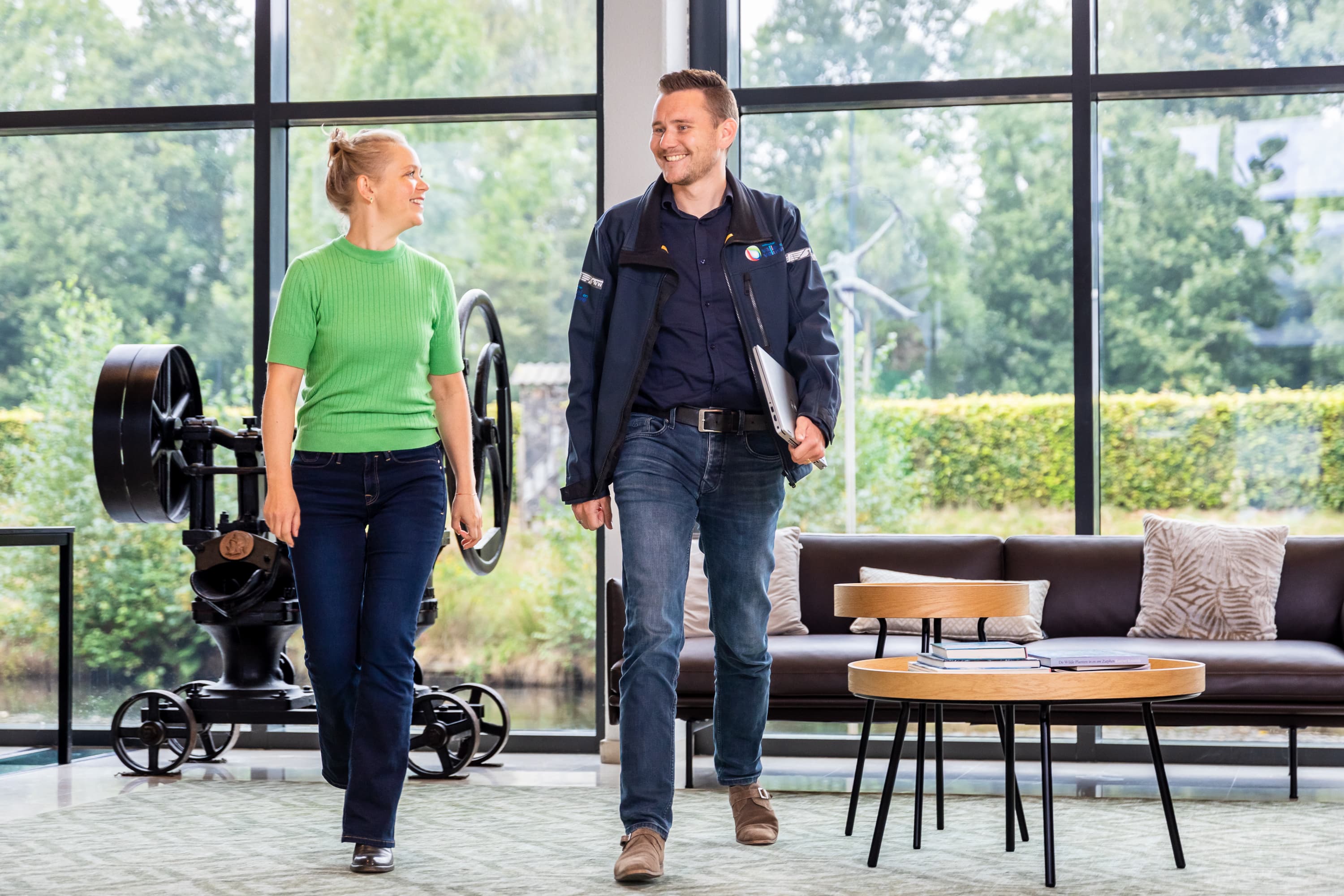 Medewerkers van Waterschap Vallei en Veluwe aan het werk in het waterbeheergebied tussen de Utrechtse Heuvelrug en de IJssel, waar ze bijdragen aan klimaatadaptatie en biodiversiteit met innovatieve oplossingen in een open werkcultuur.