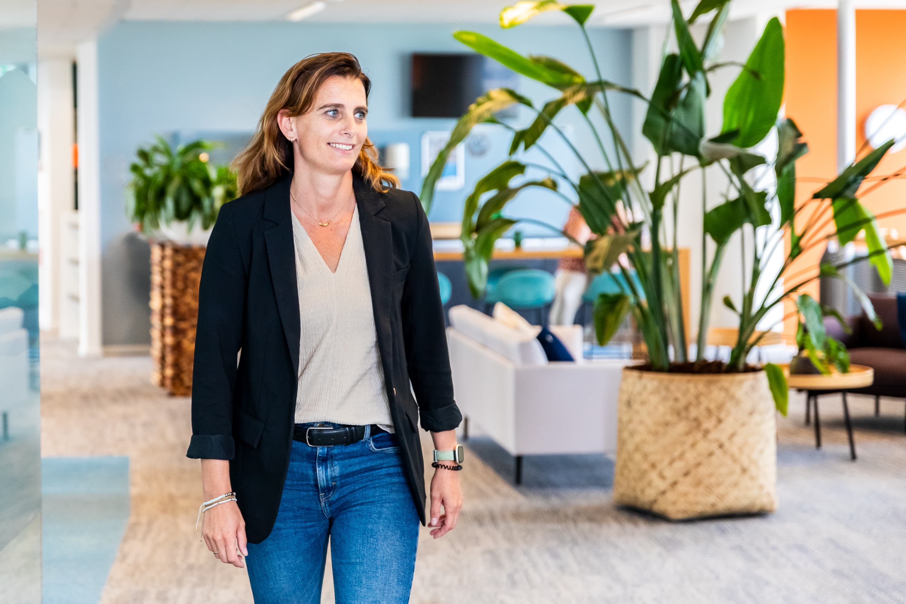 Medewerkers van Waterschap Vallei en Veluwe aan het werk in het waterbeheergebied tussen de Utrechtse Heuvelrug en de IJssel, waar ze bijdragen aan klimaatadaptatie en biodiversiteit met innovatieve oplossingen in een open werkcultuur.