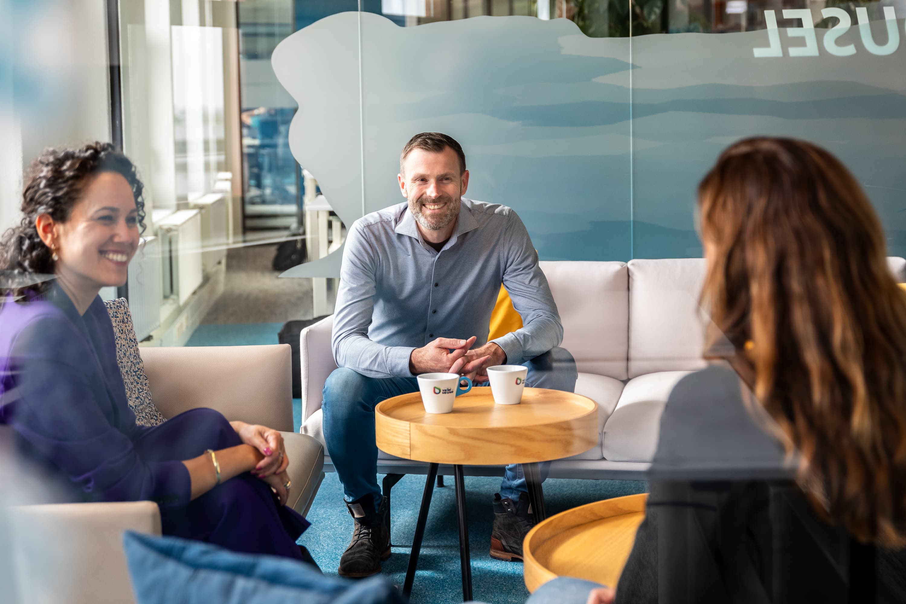 Medewerkers van Waterschap Vallei en Veluwe aan het werk in het waterbeheergebied tussen de Utrechtse Heuvelrug en de IJssel, waar ze bijdragen aan klimaatadaptatie en biodiversiteit met innovatieve oplossingen in een open werkcultuur.