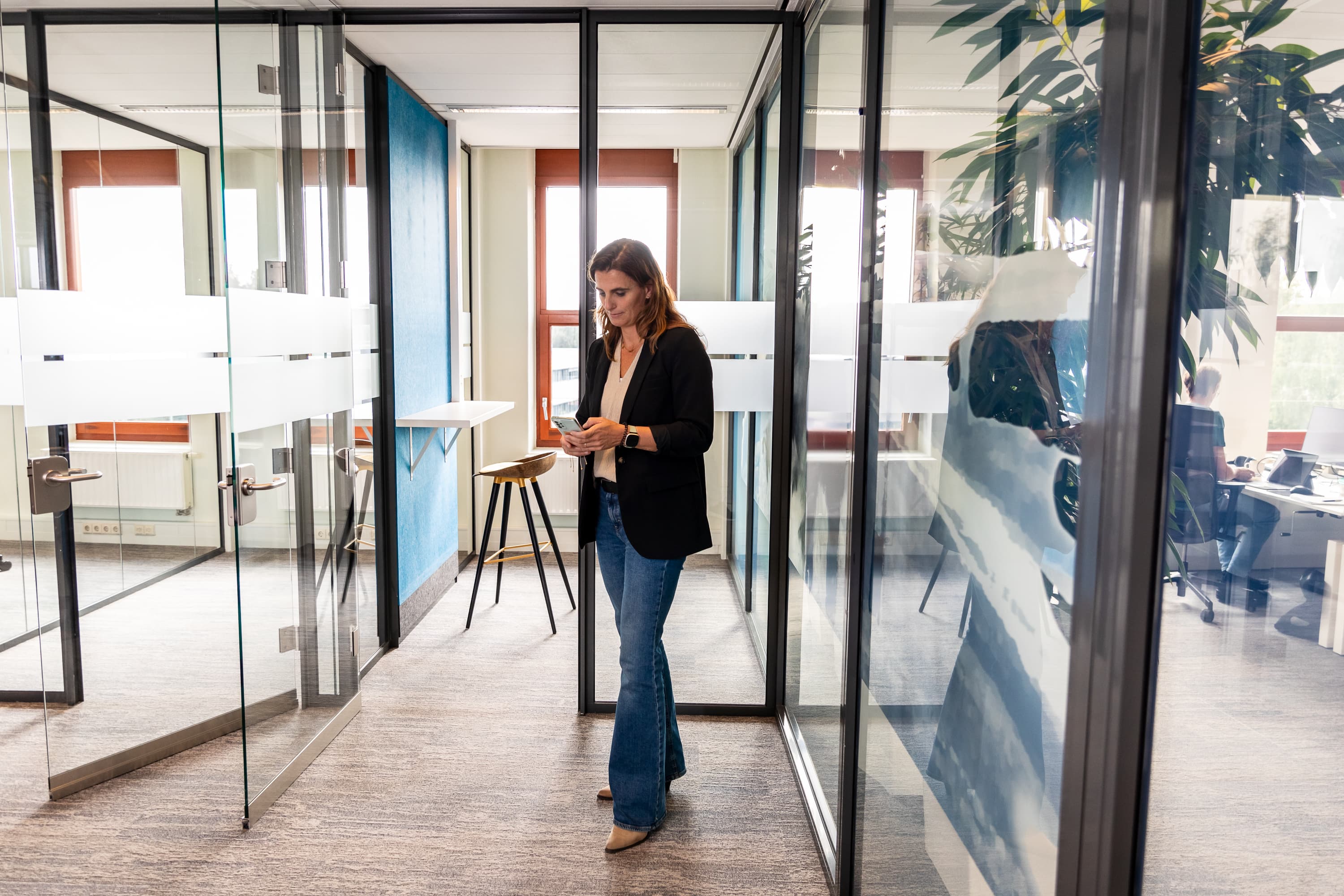 Medewerkers van Waterschap Vallei en Veluwe aan het werk in het waterbeheergebied tussen de Utrechtse Heuvelrug en de IJssel, waar ze bijdragen aan klimaatadaptatie en biodiversiteit met innovatieve oplossingen in een open werkcultuur.