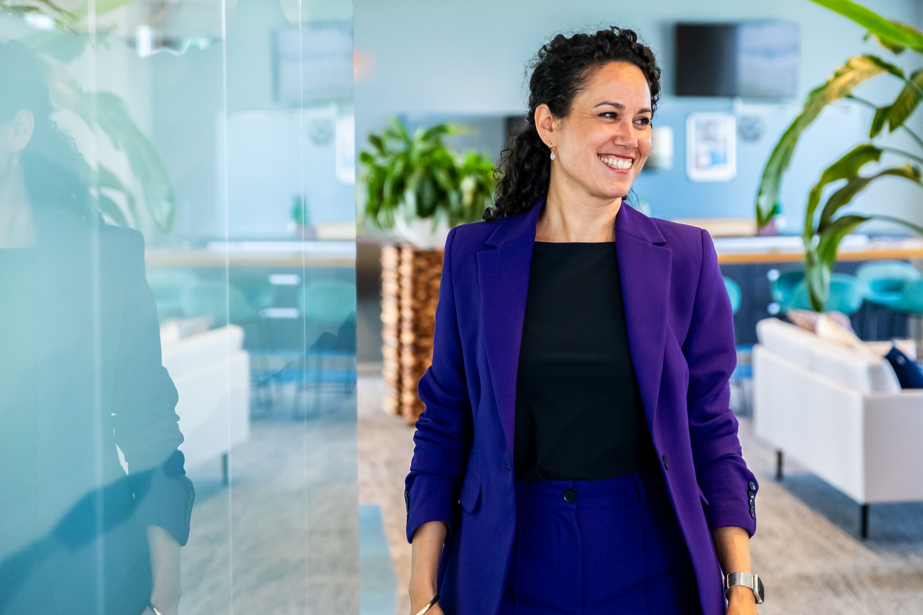 Medewerkers van Waterschap Vallei en Veluwe aan het werk in het waterbeheergebied tussen de Utrechtse Heuvelrug en de IJssel, waar ze bijdragen aan klimaatadaptatie en biodiversiteit met innovatieve oplossingen in een open werkcultuur.