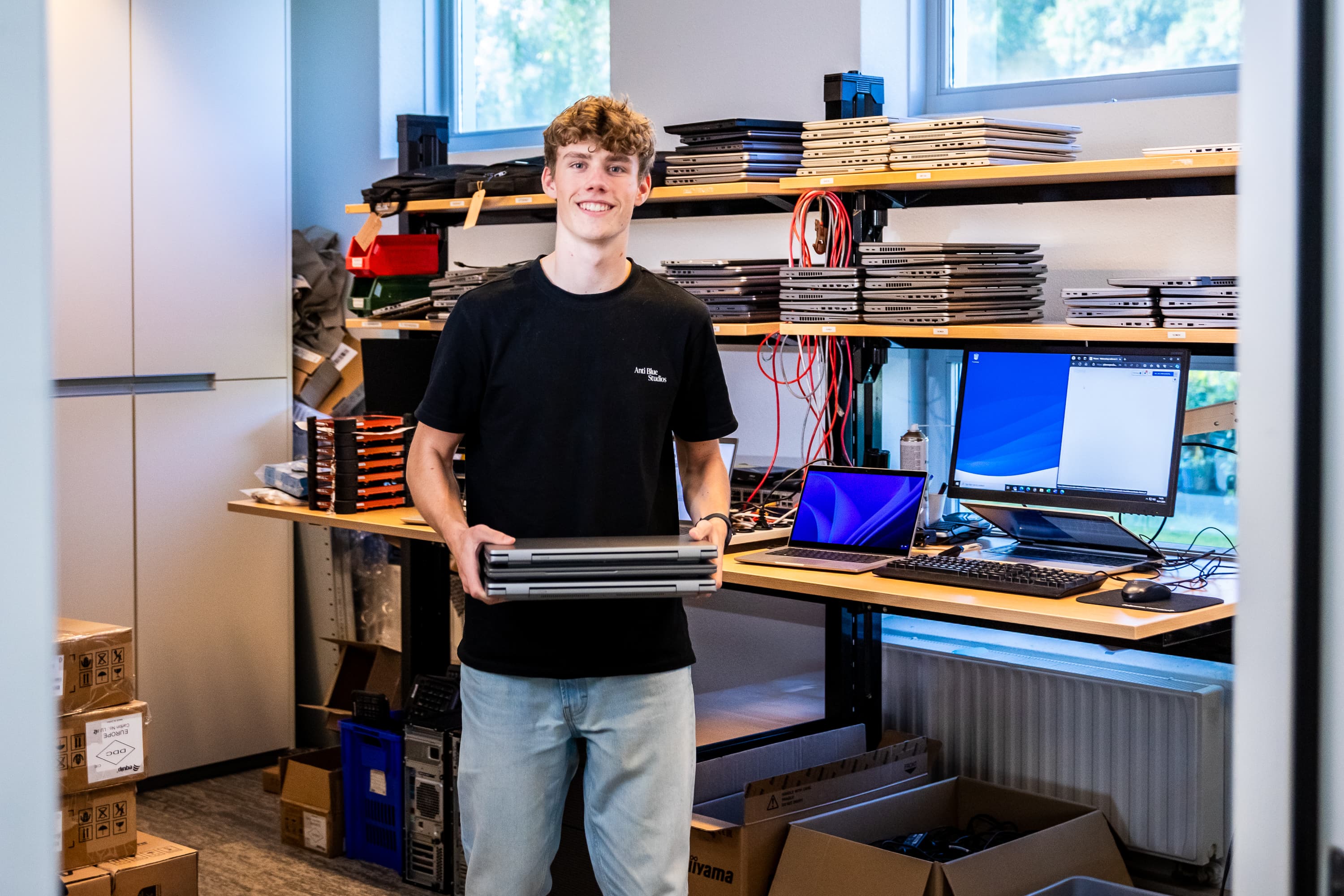 Medewerkers van Waterschap Vallei en Veluwe aan het werk in het waterbeheergebied tussen de Utrechtse Heuvelrug en de IJssel, waar ze bijdragen aan klimaatadaptatie en biodiversiteit met innovatieve oplossingen in een open werkcultuur.