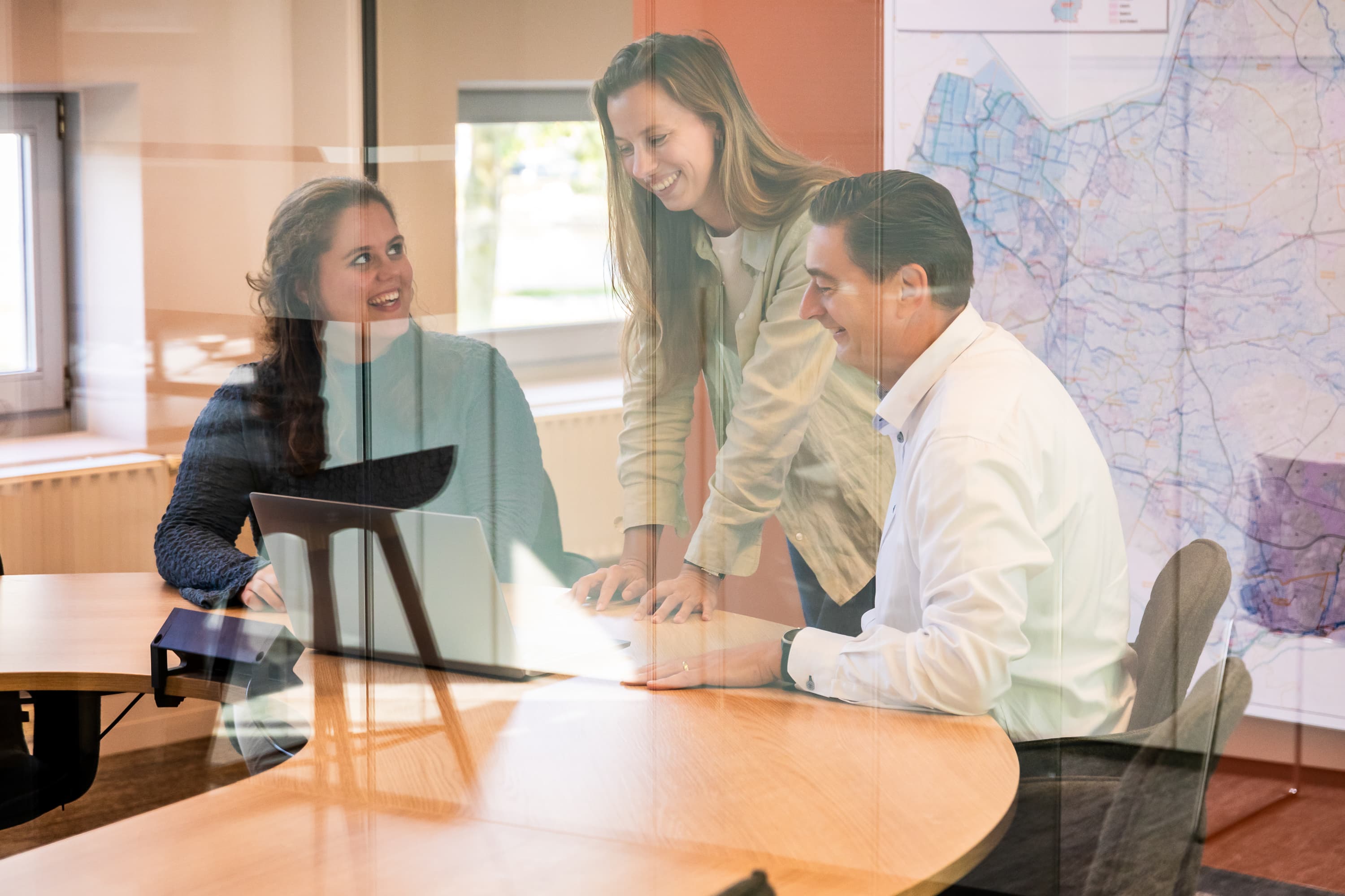 Medewerkers van Waterschap Vallei en Veluwe aan het werk in het waterbeheergebied tussen de Utrechtse Heuvelrug en de IJssel, waar ze bijdragen aan klimaatadaptatie en biodiversiteit met innovatieve oplossingen in een open werkcultuur.
