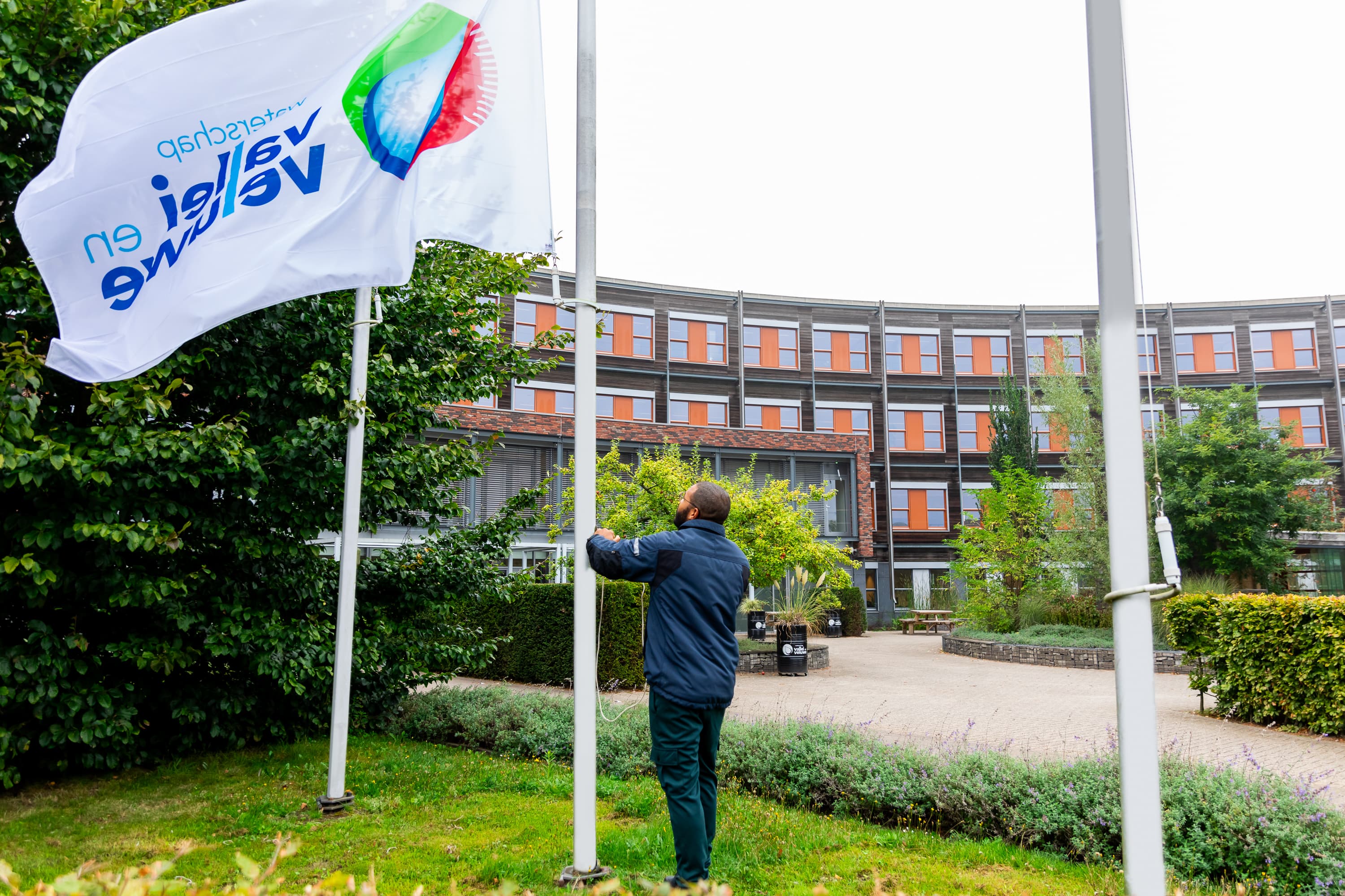 Medewerkers van Waterschap Vallei en Veluwe aan het werk in het waterbeheergebied tussen de Utrechtse Heuvelrug en de IJssel, waar ze bijdragen aan klimaatadaptatie en biodiversiteit met innovatieve oplossingen in een open werkcultuur.