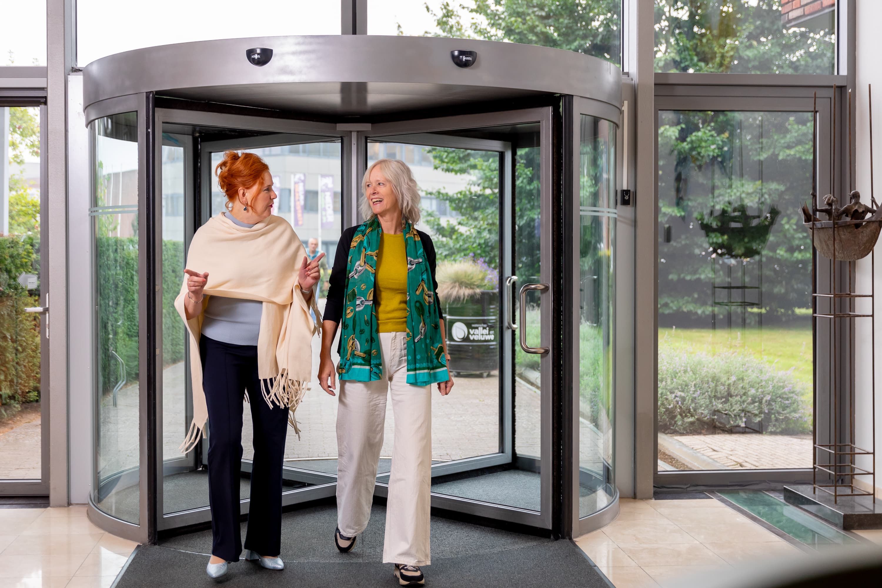 Medewerkers van Waterschap Vallei en Veluwe aan het werk in het waterbeheergebied tussen de Utrechtse Heuvelrug en de IJssel, waar ze bijdragen aan klimaatadaptatie en biodiversiteit met innovatieve oplossingen in een open werkcultuur.