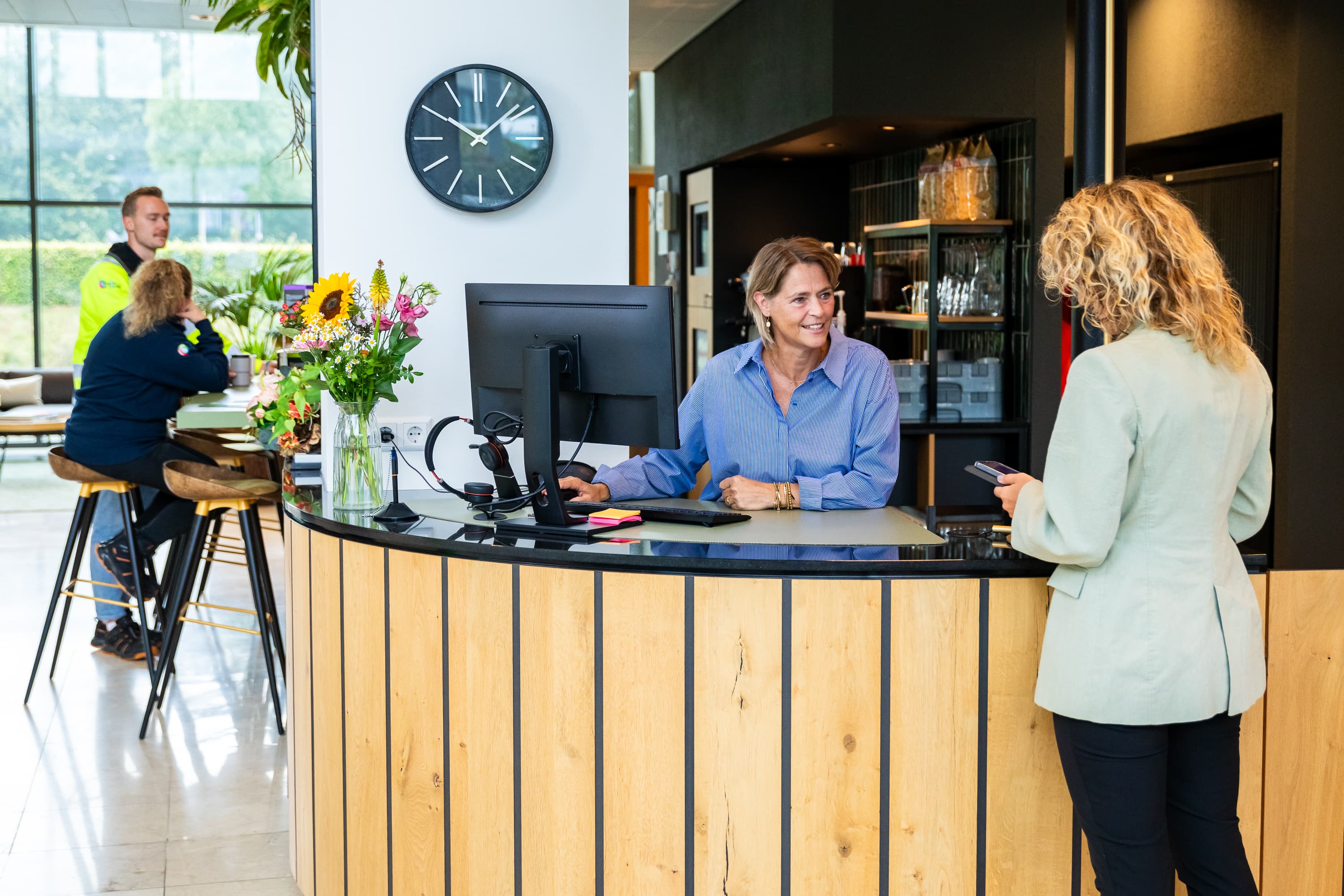 Medewerkers van Waterschap Vallei en Veluwe aan het werk in het waterbeheergebied tussen de Utrechtse Heuvelrug en de IJssel, waar ze bijdragen aan klimaatadaptatie en biodiversiteit met innovatieve oplossingen in een open werkcultuur.