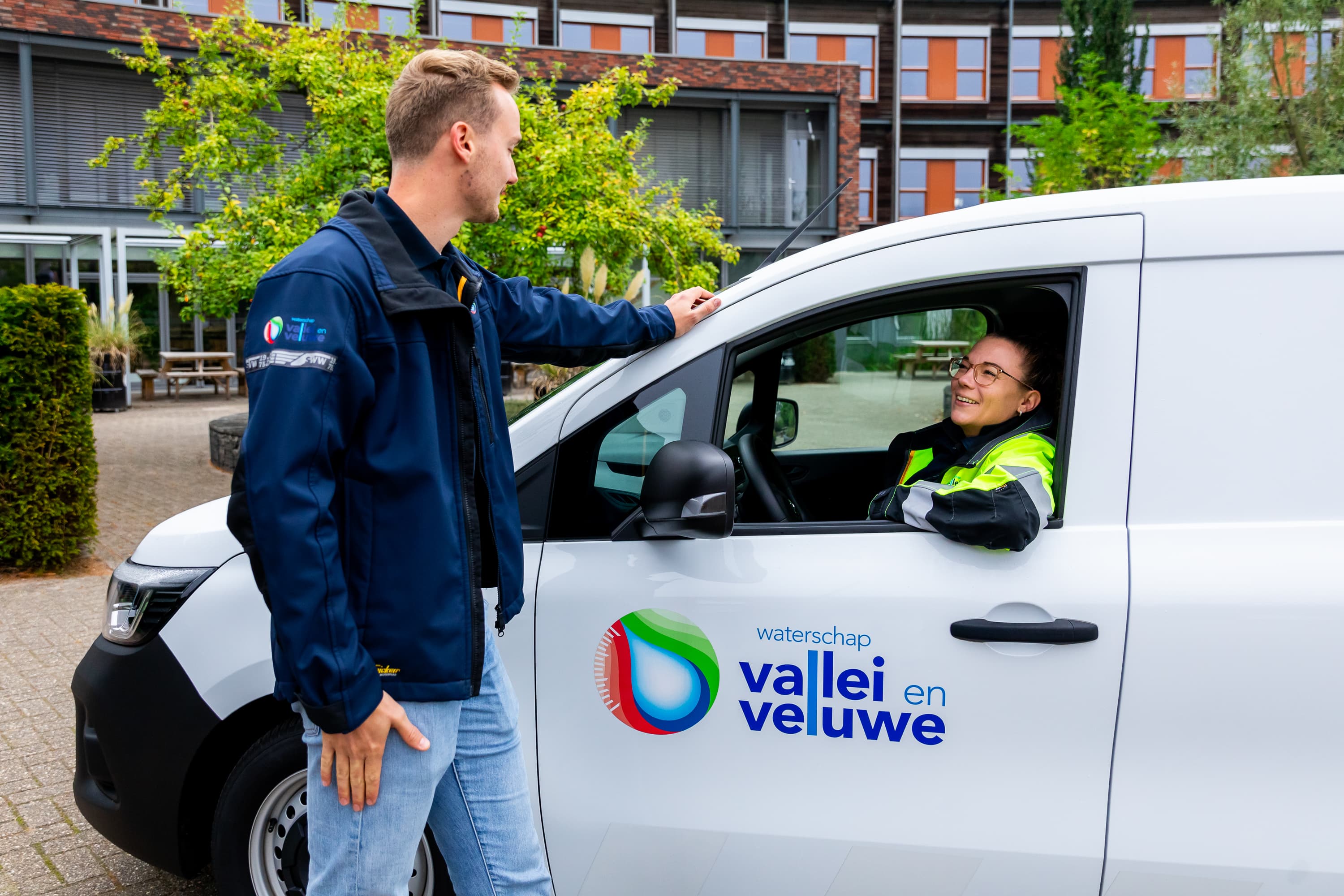 Medewerkers van Waterschap Vallei en Veluwe aan het werk in het waterbeheergebied tussen de Utrechtse Heuvelrug en de IJssel, waar ze bijdragen aan klimaatadaptatie en biodiversiteit met innovatieve oplossingen in een open werkcultuur.