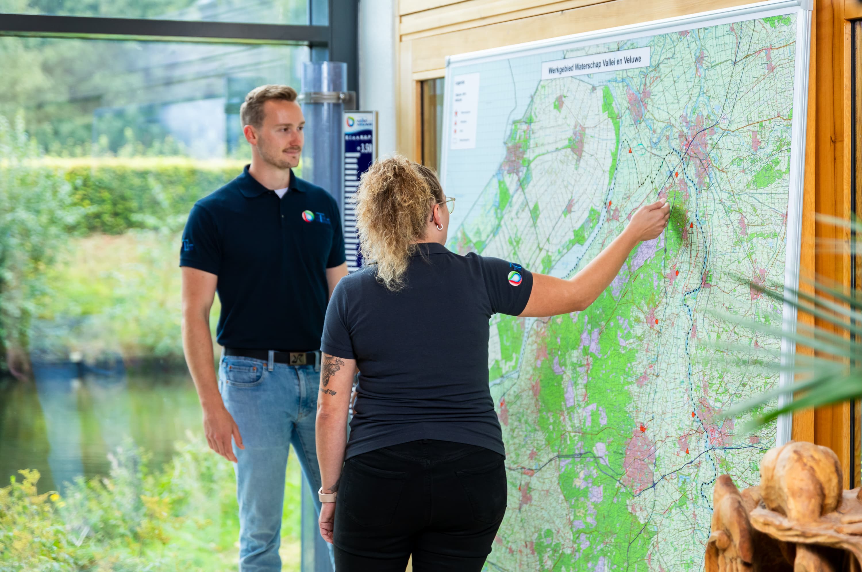 Medewerkers van Waterschap Vallei en Veluwe aan het werk in het waterbeheergebied tussen de Utrechtse Heuvelrug en de IJssel, waar ze bijdragen aan klimaatadaptatie en biodiversiteit met innovatieve oplossingen in een open werkcultuur.