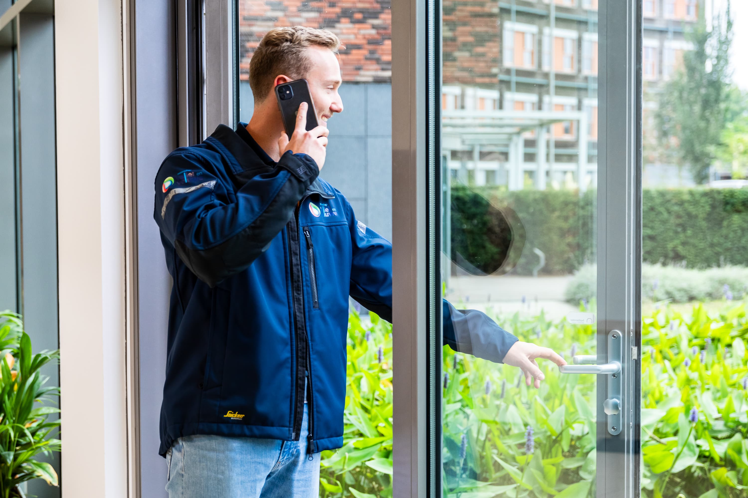 Medewerkers van Waterschap Vallei en Veluwe aan het werk in het waterbeheergebied tussen de Utrechtse Heuvelrug en de IJssel, waar ze bijdragen aan klimaatadaptatie en biodiversiteit met innovatieve oplossingen in een open werkcultuur.