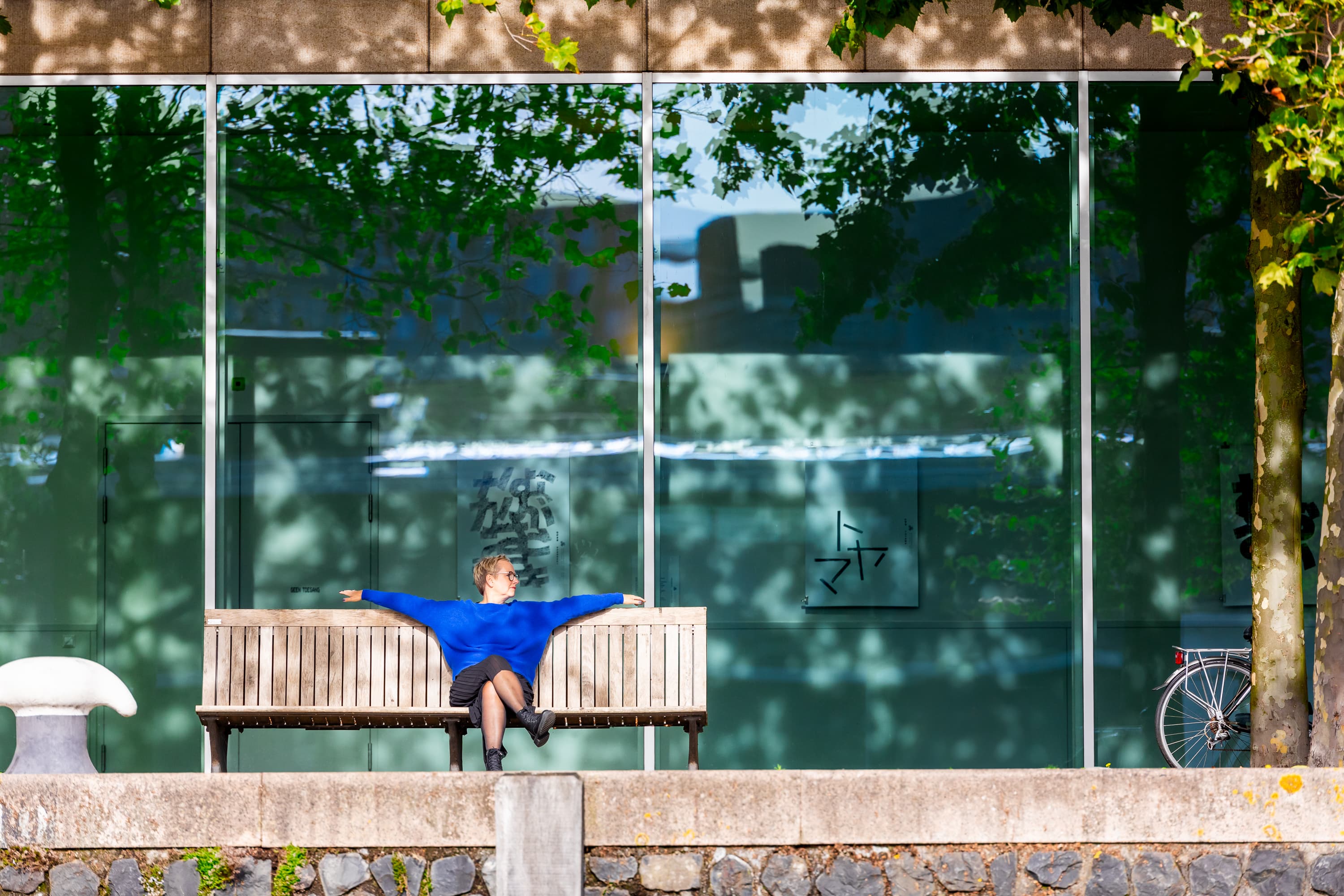Joke van der Kraan, grafisch vormgever en eigenaar van VormBuilders, gefotografeerd in het stedelijke landschap van Rotterdam, waar haar professionele uitstraling en warme persoonlijkheid vastgelegd zijn tegen een achtergrond van dynamische architectuur.