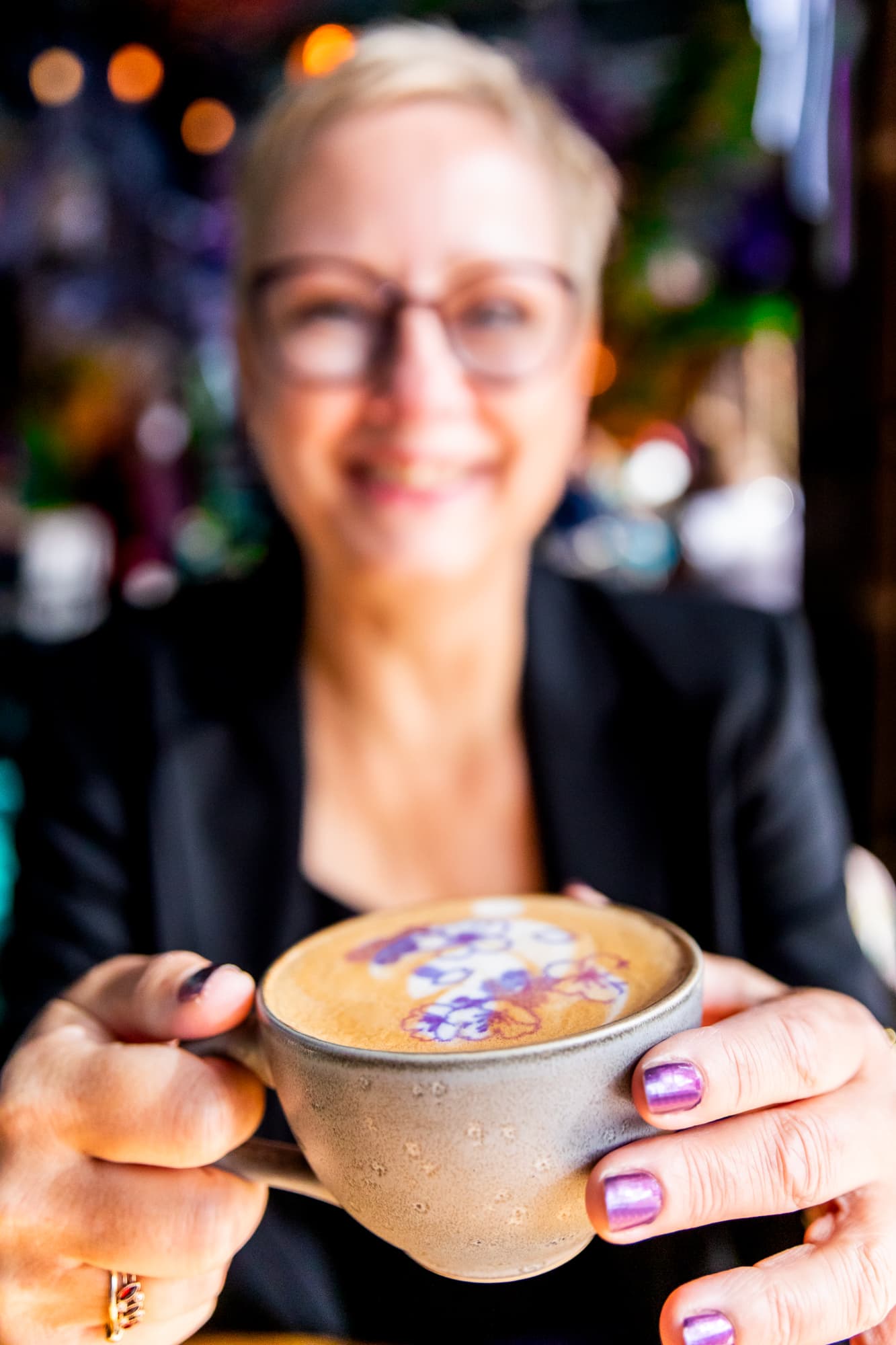 Joke van der Kraan, grafisch vormgever en eigenaar van VormBuilders, gefotografeerd in het stedelijke landschap van Rotterdam, waar haar professionele uitstraling en warme persoonlijkheid vastgelegd zijn tegen een achtergrond van dynamische architectuur.