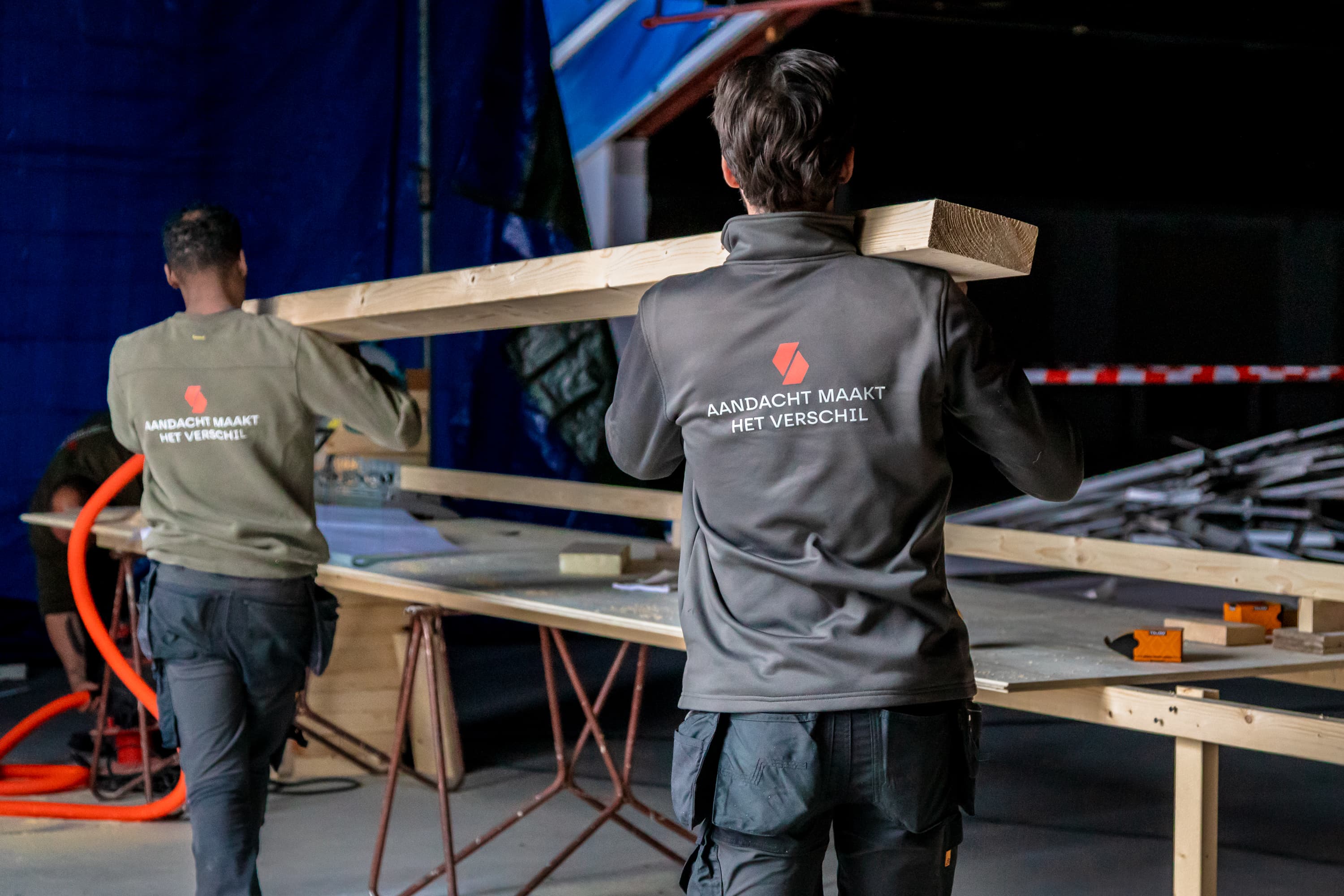 Fotoserie van Bart van den Bosch bij SKN Bouw in de Mall of the Netherlands. De beelden tonen bouwvakkers in bedrijfskleding van ViV Corporate Fashion, met aandacht voor details, vakmanschap en teamspirit.