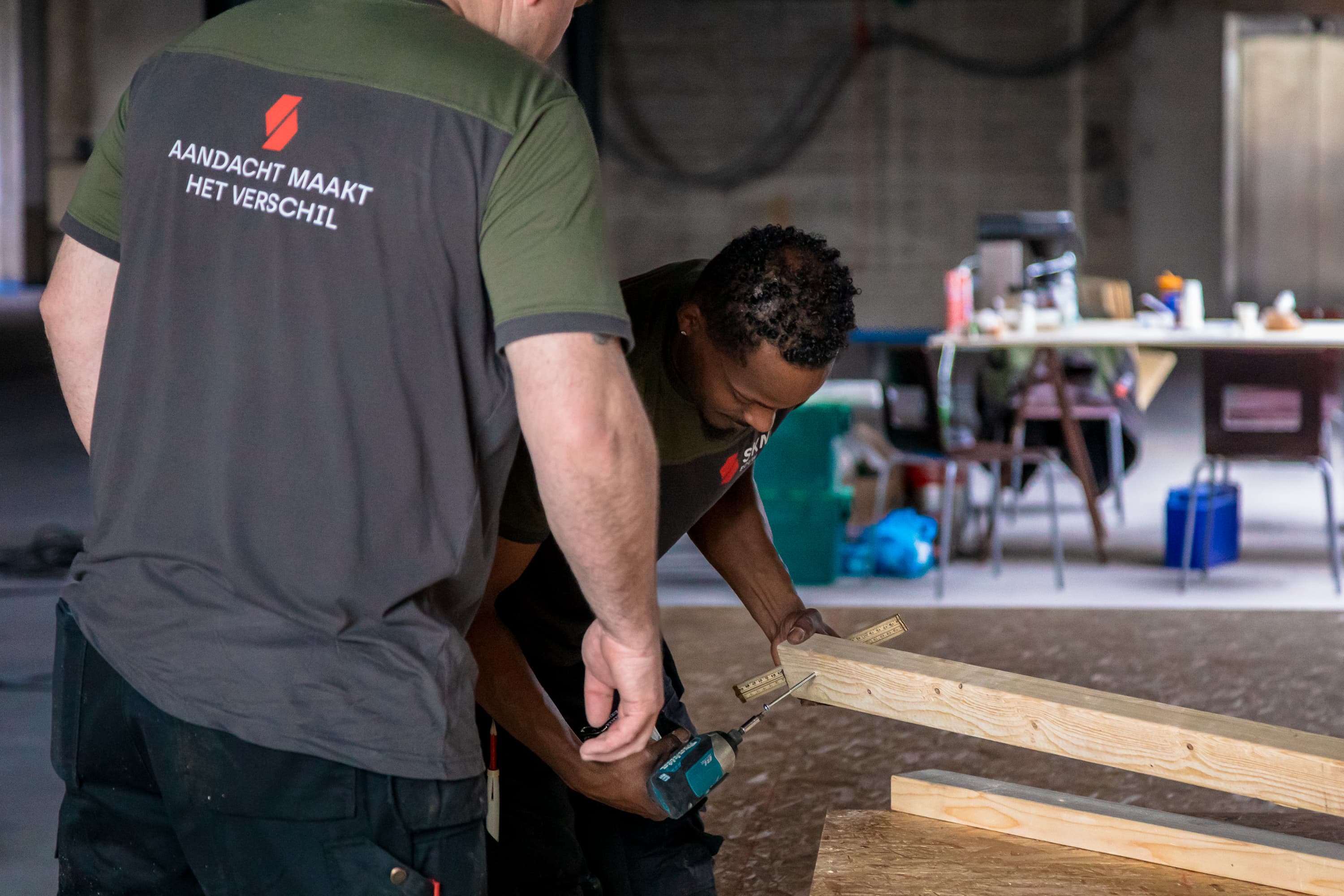 Fotoserie van Bart van den Bosch bij SKN Bouw in de Mall of the Netherlands. De beelden tonen bouwvakkers in bedrijfskleding van ViV Corporate Fashion, met aandacht voor details, vakmanschap en teamspirit.